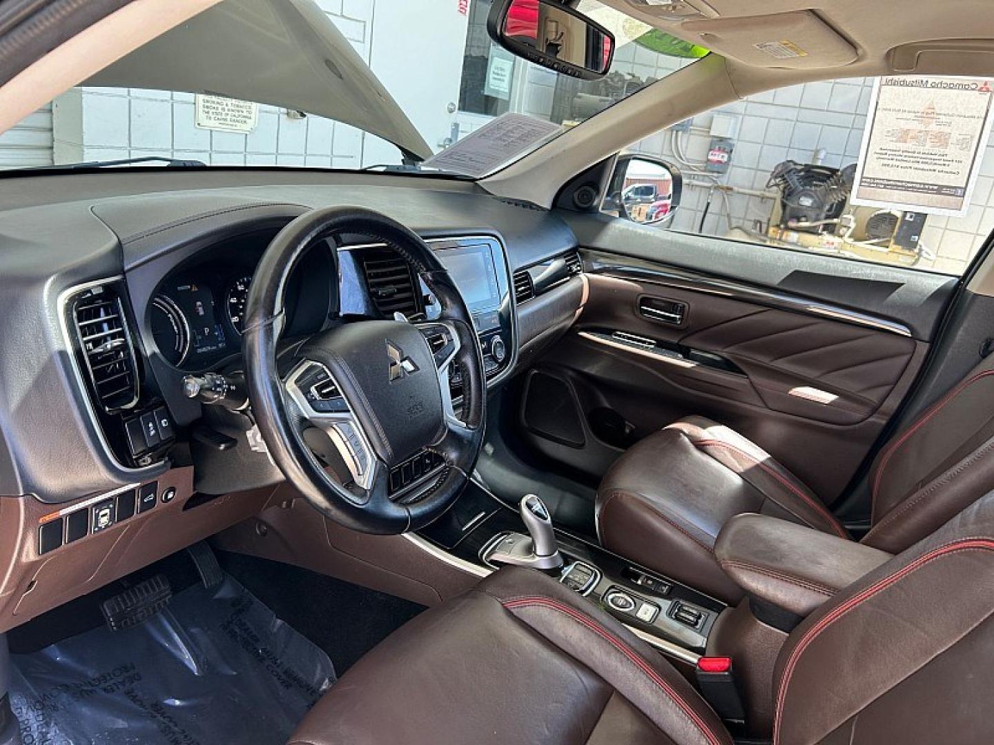 2018 RUBY BLACK Mitsubishi Outlander Plug-In Hybrid (JA4J24A58JZ) with an 4-Cyl Hybrid 2.0 Liter engine, Single-Speed Fixed Gear transmission, located at 412 Auto Vista Drive, Palmdale, 93551, (661) 945-0620, 34.592636, -118.136681- Photo#18