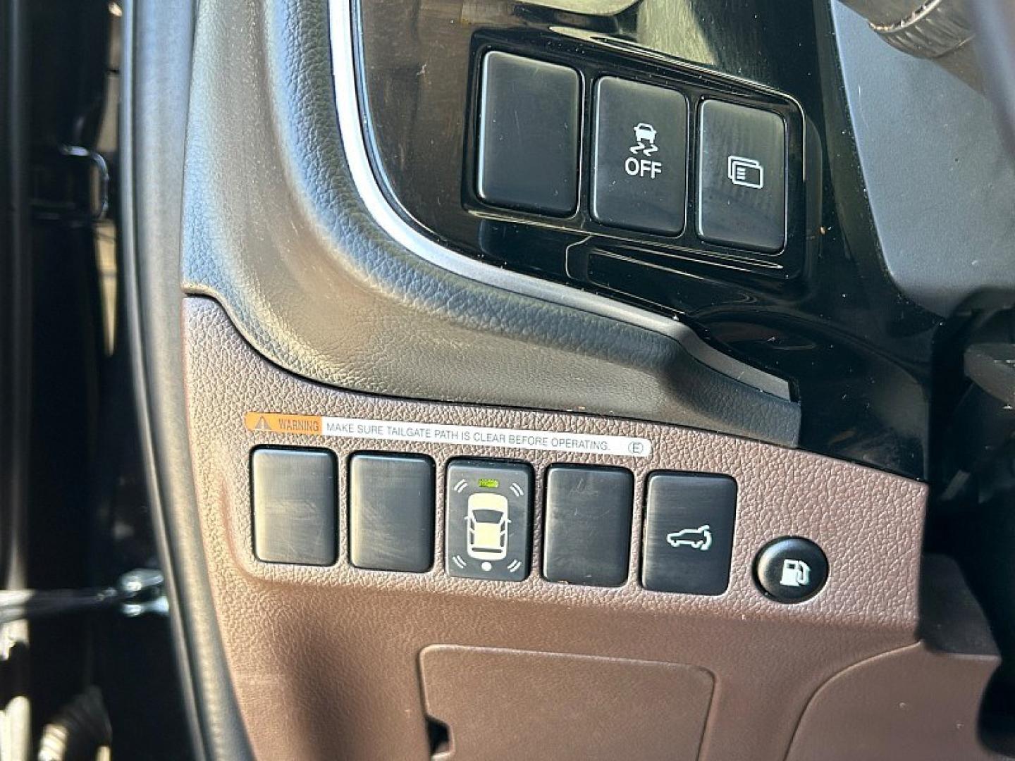 2018 RUBY BLACK Mitsubishi Outlander Plug-In Hybrid (JA4J24A58JZ) with an 4-Cyl Hybrid 2.0 Liter engine, Single-Speed Fixed Gear transmission, located at 412 Auto Vista Drive, Palmdale, 93551, (661) 945-0620, 34.592636, -118.136681- Photo#25