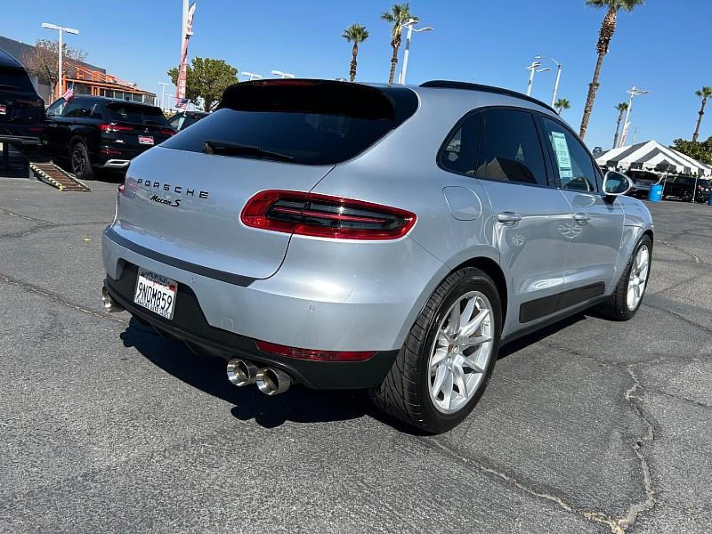2018 SILVER Porsche Macan (WP1AB2A57JL) with an V6 Twin Turbo 3.0 Liter engine, Auto 7-Spd PDK Dbl-Cltch transmission, located at 412 Auto Vista Drive, Palmdale, 93551, (661) 945-0620, 34.592636, -118.136681 - Photo#4