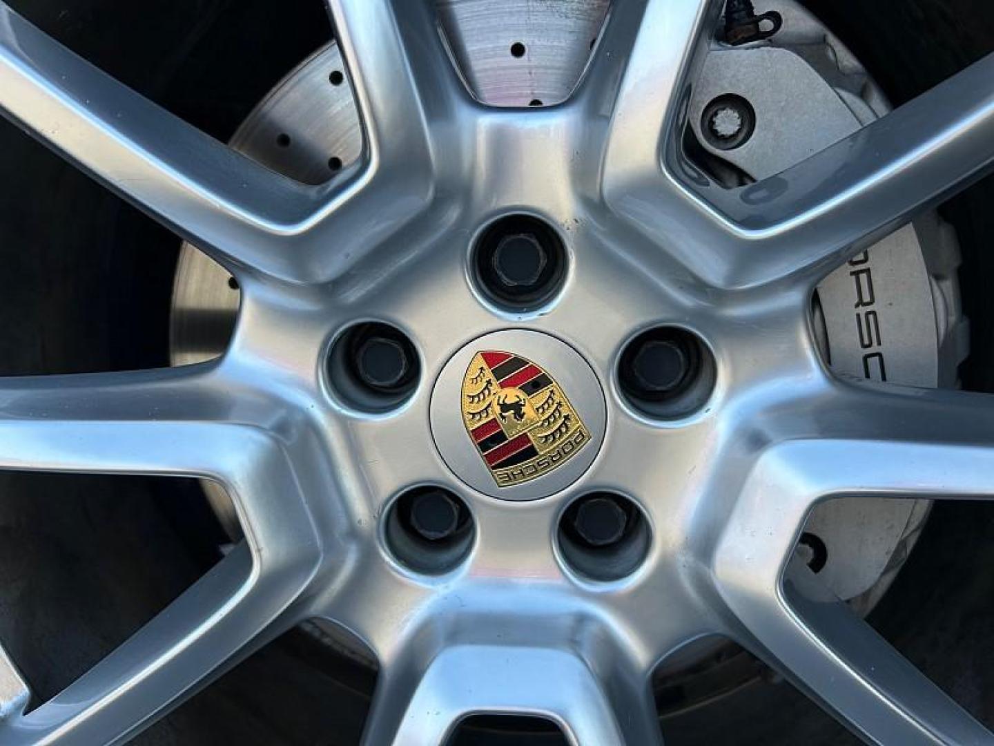 2018 SILVER Porsche Macan (WP1AB2A57JL) with an V6 Twin Turbo 3.0 Liter engine, Auto 7-Spd PDK Dbl-Cltch transmission, located at 412 Auto Vista Drive, Palmdale, 93551, (661) 945-0620, 34.592636, -118.136681 - Photo#10