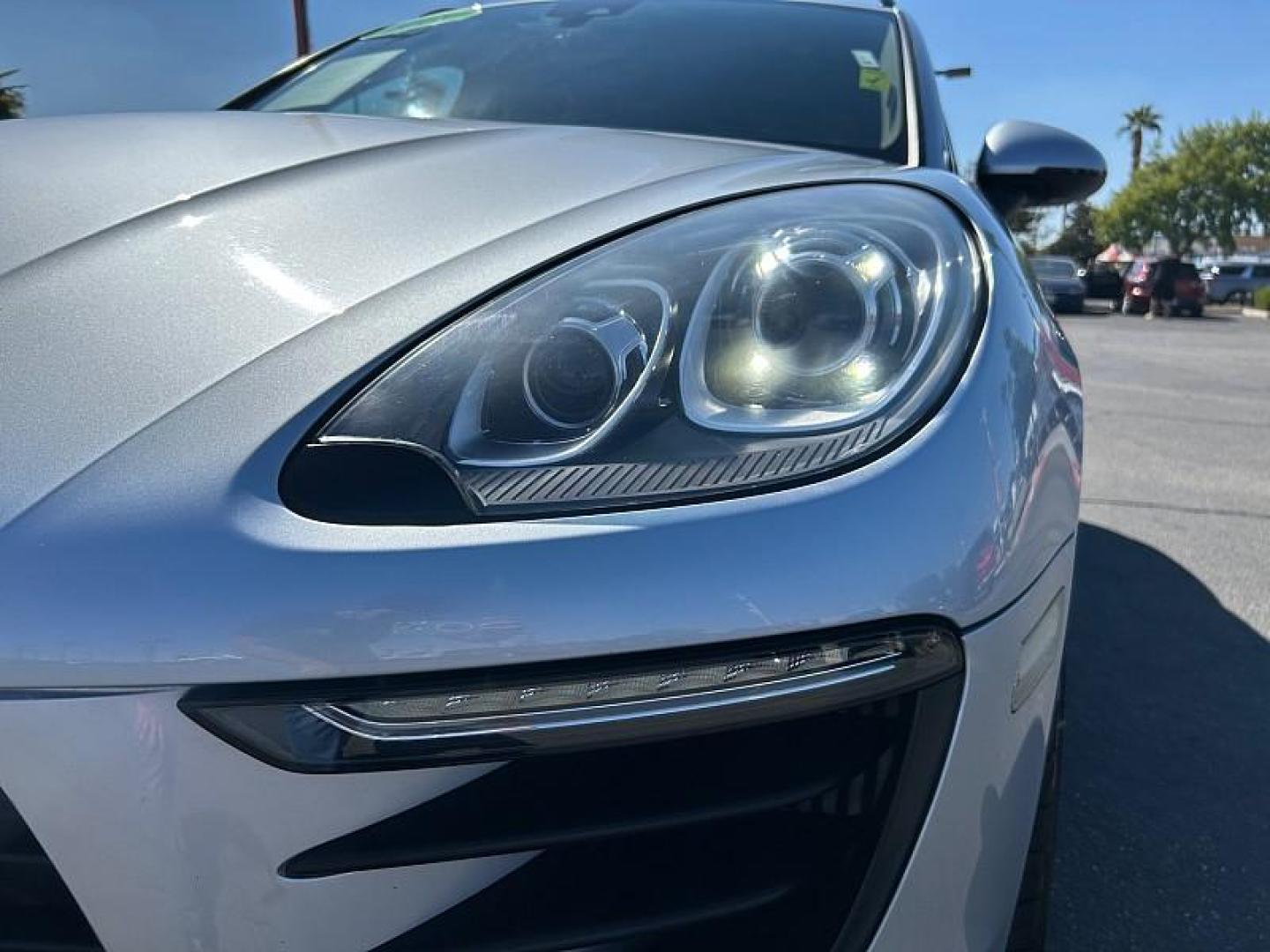 2018 SILVER Porsche Macan (WP1AB2A57JL) with an V6 Twin Turbo 3.0 Liter engine, Auto 7-Spd PDK Dbl-Cltch transmission, located at 412 Auto Vista Drive, Palmdale, 93551, (661) 945-0620, 34.592636, -118.136681 - Photo#12