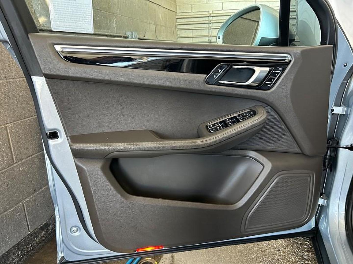 2018 SILVER Porsche Macan (WP1AB2A57JL) with an V6 Twin Turbo 3.0 Liter engine, Auto 7-Spd PDK Dbl-Cltch transmission, located at 412 Auto Vista Drive, Palmdale, 93551, (661) 945-0620, 34.592636, -118.136681 - Photo#16