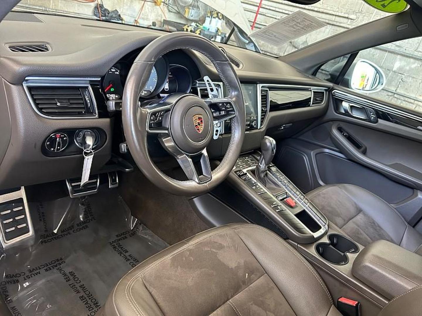 2018 SILVER Porsche Macan (WP1AB2A57JL) with an V6 Twin Turbo 3.0 Liter engine, Auto 7-Spd PDK Dbl-Cltch transmission, located at 412 Auto Vista Drive, Palmdale, 93551, (661) 945-0620, 34.592636, -118.136681 - Photo#17