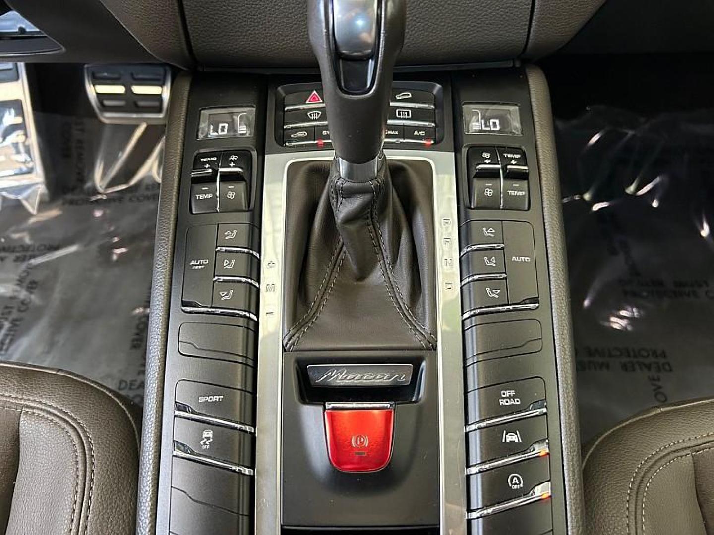 2018 SILVER Porsche Macan (WP1AB2A57JL) with an V6 Twin Turbo 3.0 Liter engine, Auto 7-Spd PDK Dbl-Cltch transmission, located at 412 Auto Vista Drive, Palmdale, 93551, (661) 945-0620, 34.592636, -118.136681 - Photo#19