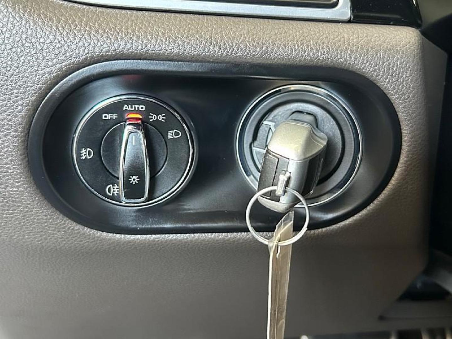 2018 SILVER Porsche Macan (WP1AB2A57JL) with an V6 Twin Turbo 3.0 Liter engine, Auto 7-Spd PDK Dbl-Cltch transmission, located at 412 Auto Vista Drive, Palmdale, 93551, (661) 945-0620, 34.592636, -118.136681 - Photo#26