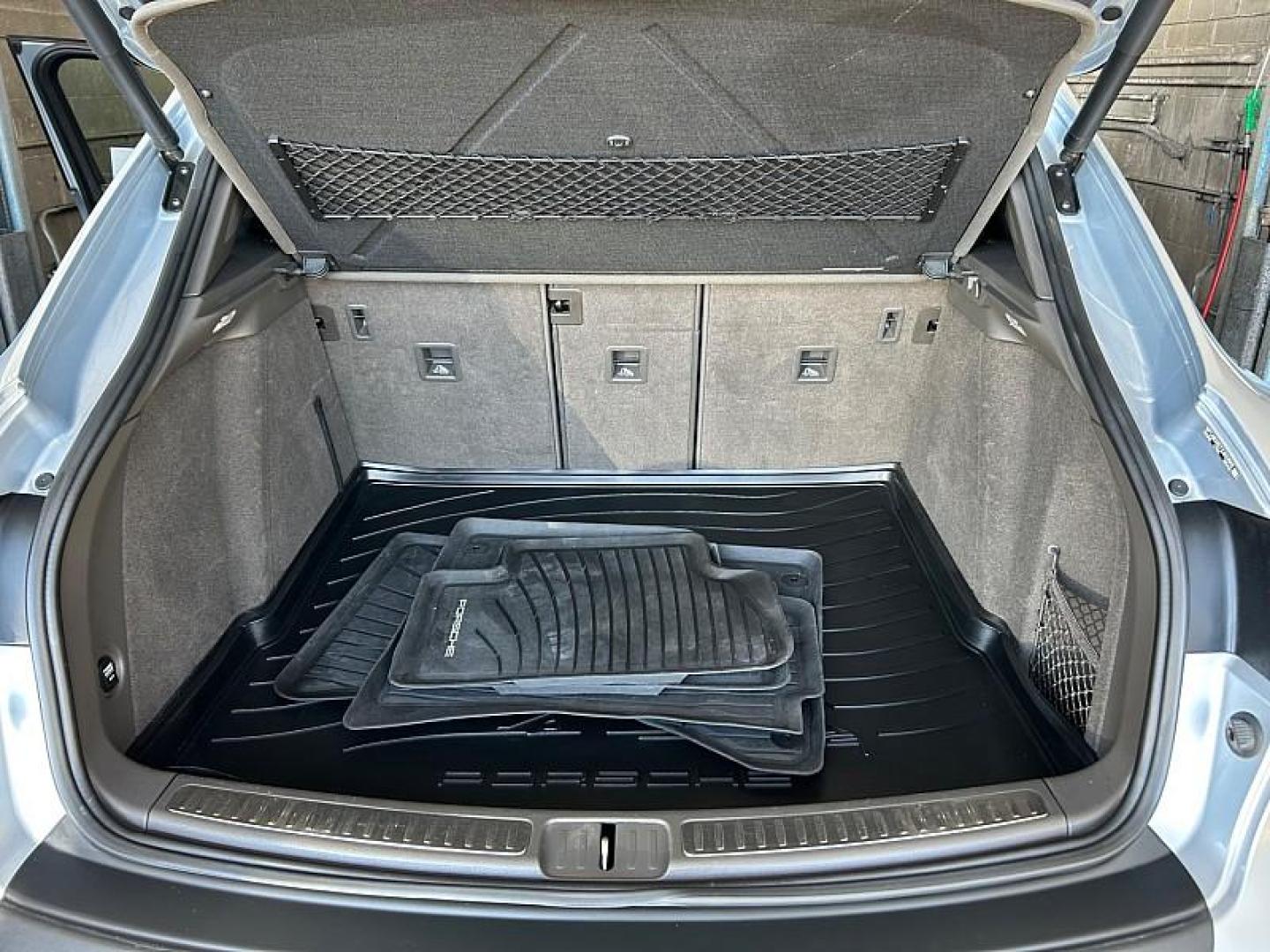 2018 SILVER Porsche Macan (WP1AB2A57JL) with an V6 Twin Turbo 3.0 Liter engine, Auto 7-Spd PDK Dbl-Cltch transmission, located at 412 Auto Vista Drive, Palmdale, 93551, (661) 945-0620, 34.592636, -118.136681 - Photo#29