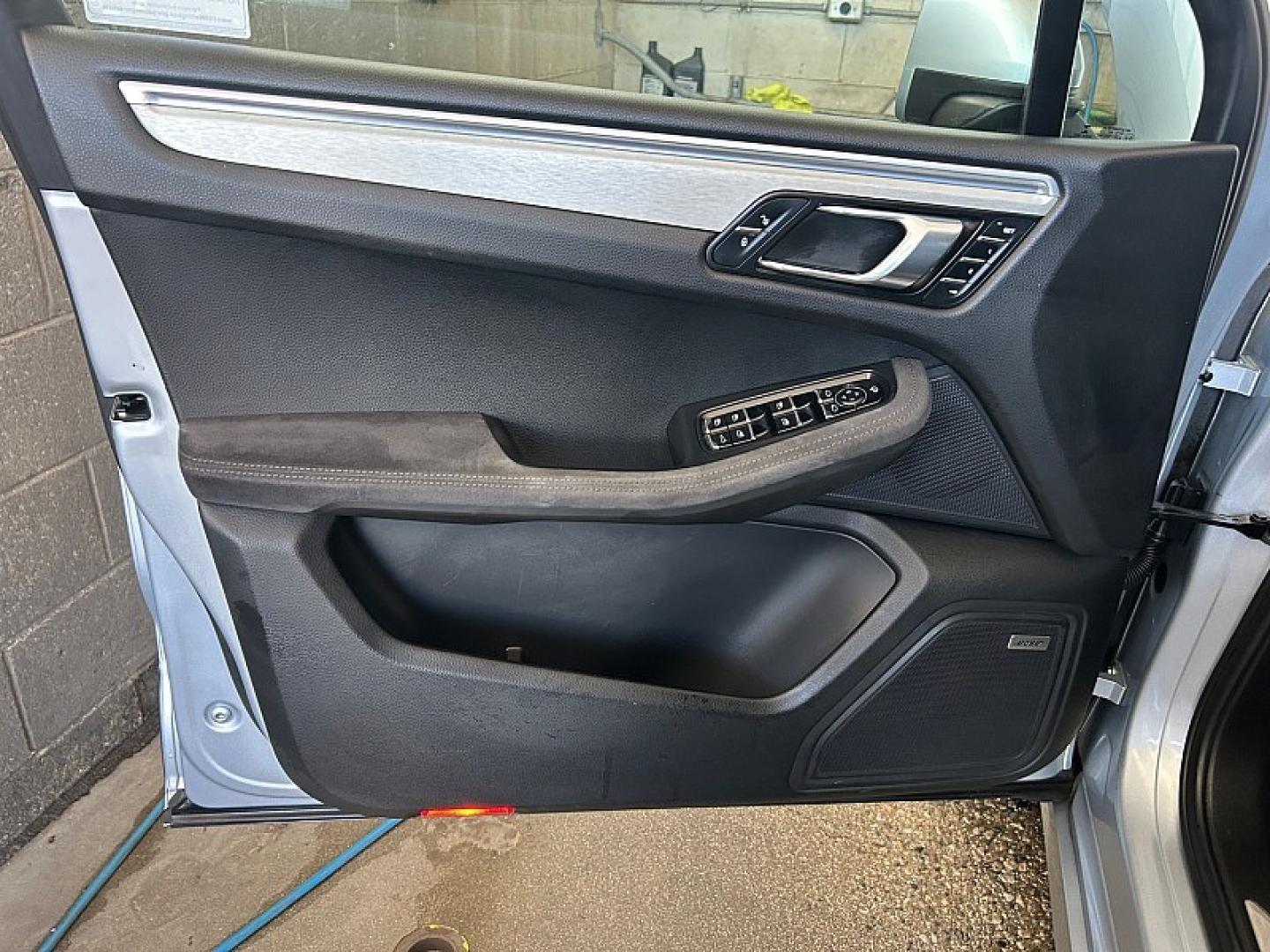 2018 SILVER Porsche Macan (WP1AG2A59JL) with an V6 Twin Turbo 3.0 Liter engine, Auto 7-Spd PDK Dbl-Cltch transmission, located at 412 Auto Vista Drive, Palmdale, 93551, (661) 945-0620, 34.592636, -118.136681- Photo#17