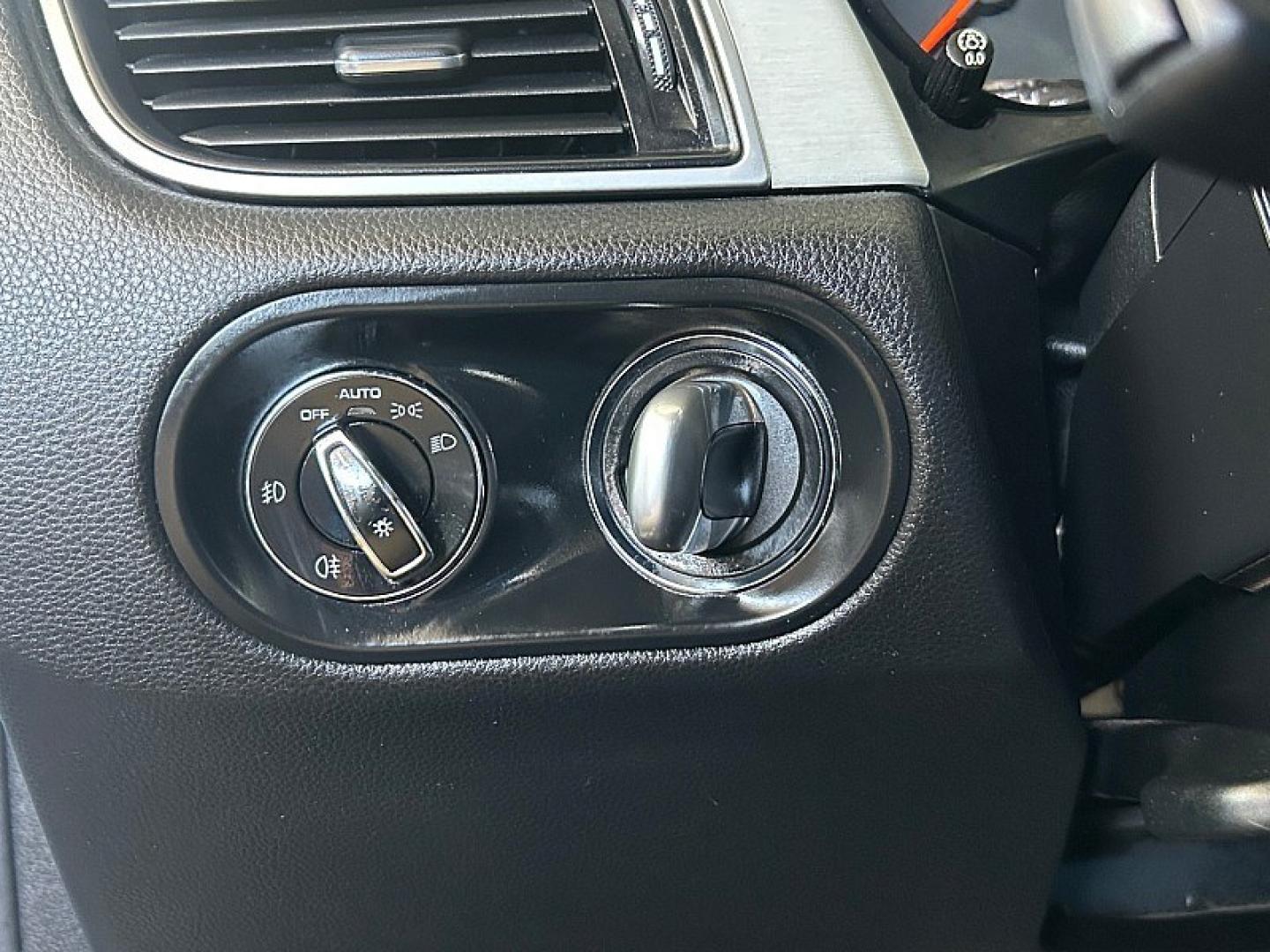 2018 SILVER Porsche Macan (WP1AG2A59JL) with an V6 Twin Turbo 3.0 Liter engine, Auto 7-Spd PDK Dbl-Cltch transmission, located at 412 Auto Vista Drive, Palmdale, 93551, (661) 945-0620, 34.592636, -118.136681- Photo#22
