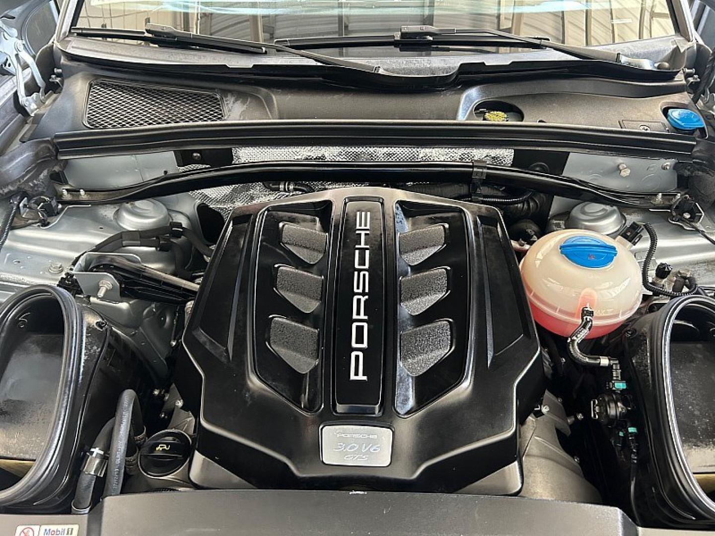 2018 SILVER Porsche Macan (WP1AG2A59JL) with an V6 Twin Turbo 3.0 Liter engine, Auto 7-Spd PDK Dbl-Cltch transmission, located at 412 Auto Vista Drive, Palmdale, 93551, (661) 945-0620, 34.592636, -118.136681- Photo#26