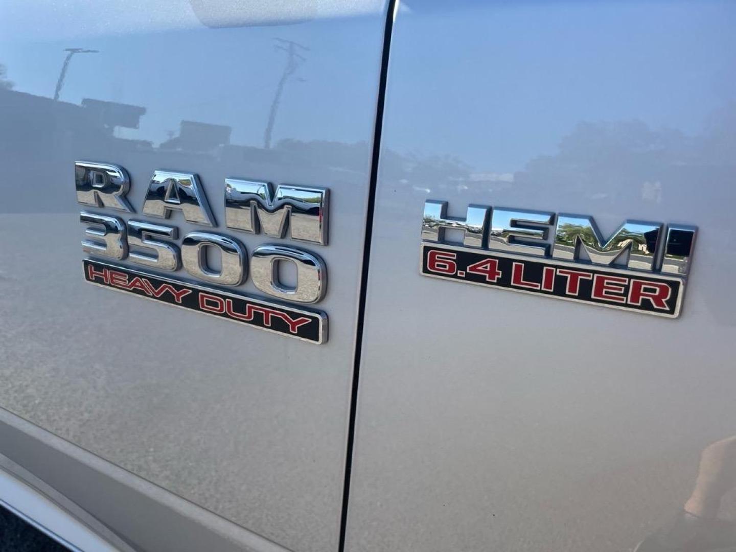 2018 Bright Silver Metallic Clear Coat RAM 3500 Tradesman (3C63R3CJ4JG) with an 6.4L HEMI 6.4L V8 410hp 429ft. lbs. Sequential Multiport Fuel Injection engine, 6-Speed Shiftable Automatic transmission, located at 800 Riverside Ave, Roseville, CA, 95678, 916-773-4549 & Toll Free: 866-719-4393, 38.732265, -121.291039 - CREW CAB 4X4 TRADESMAN 6.4 HEMI NEW TIRES CLEAN CARFAX - Photo#2