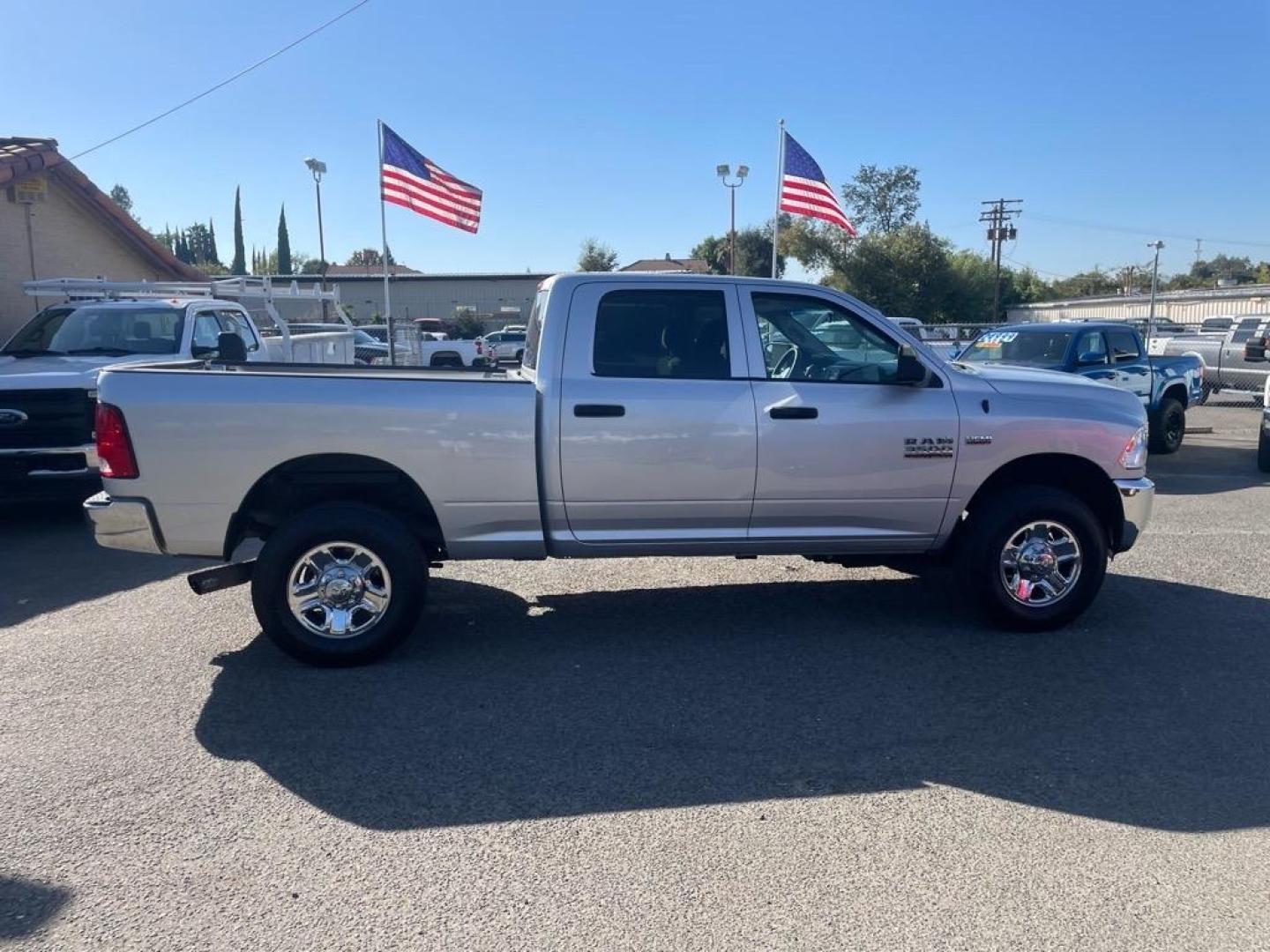 2018 Bright Silver Metallic Clear Coat RAM 3500 Tradesman (3C63R3CJ4JG) with an 6.4L HEMI 6.4L V8 410hp 429ft. lbs. Sequential Multiport Fuel Injection engine, 6-Speed Shiftable Automatic transmission, located at 800 Riverside Ave, Roseville, CA, 95678, 916-773-4549 & Toll Free: 866-719-4393, 38.732265, -121.291039 - CREW CAB 4X4 TRADESMAN 6.4 HEMI NEW TIRES CLEAN CARFAX - Photo#6