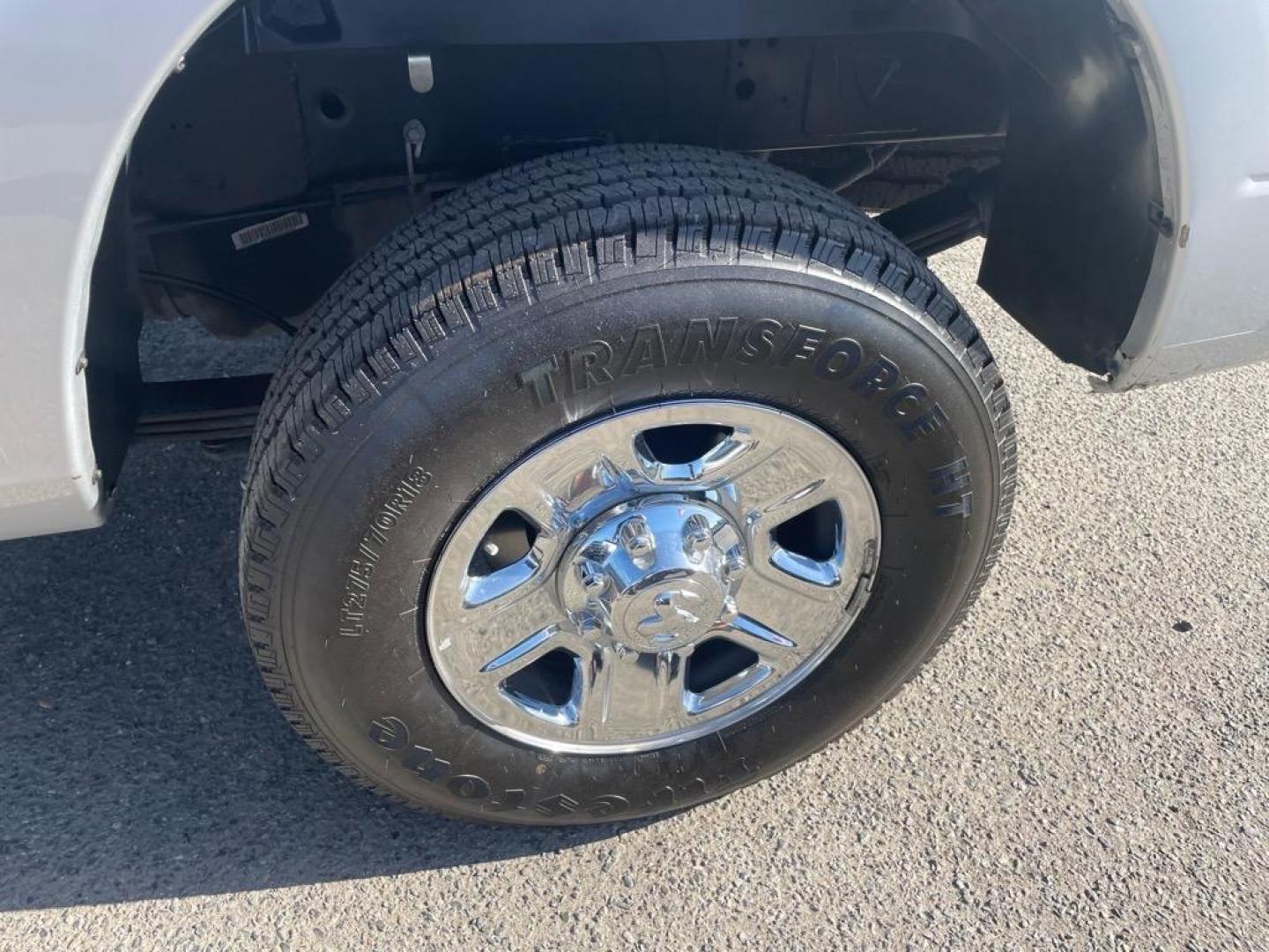2018 Bright Silver Metallic Clear Coat RAM 3500 Tradesman (3C63R3CJ4JG) with an 6.4L HEMI 6.4L V8 410hp 429ft. lbs. Sequential Multiport Fuel Injection engine, 6-Speed Shiftable Automatic transmission, located at 800 Riverside Ave, Roseville, CA, 95678, 916-773-4549 & Toll Free: 866-719-4393, 38.732265, -121.291039 - CREW CAB 4X4 TRADESMAN 6.4 HEMI NEW TIRES CLEAN CARFAX - Photo#7