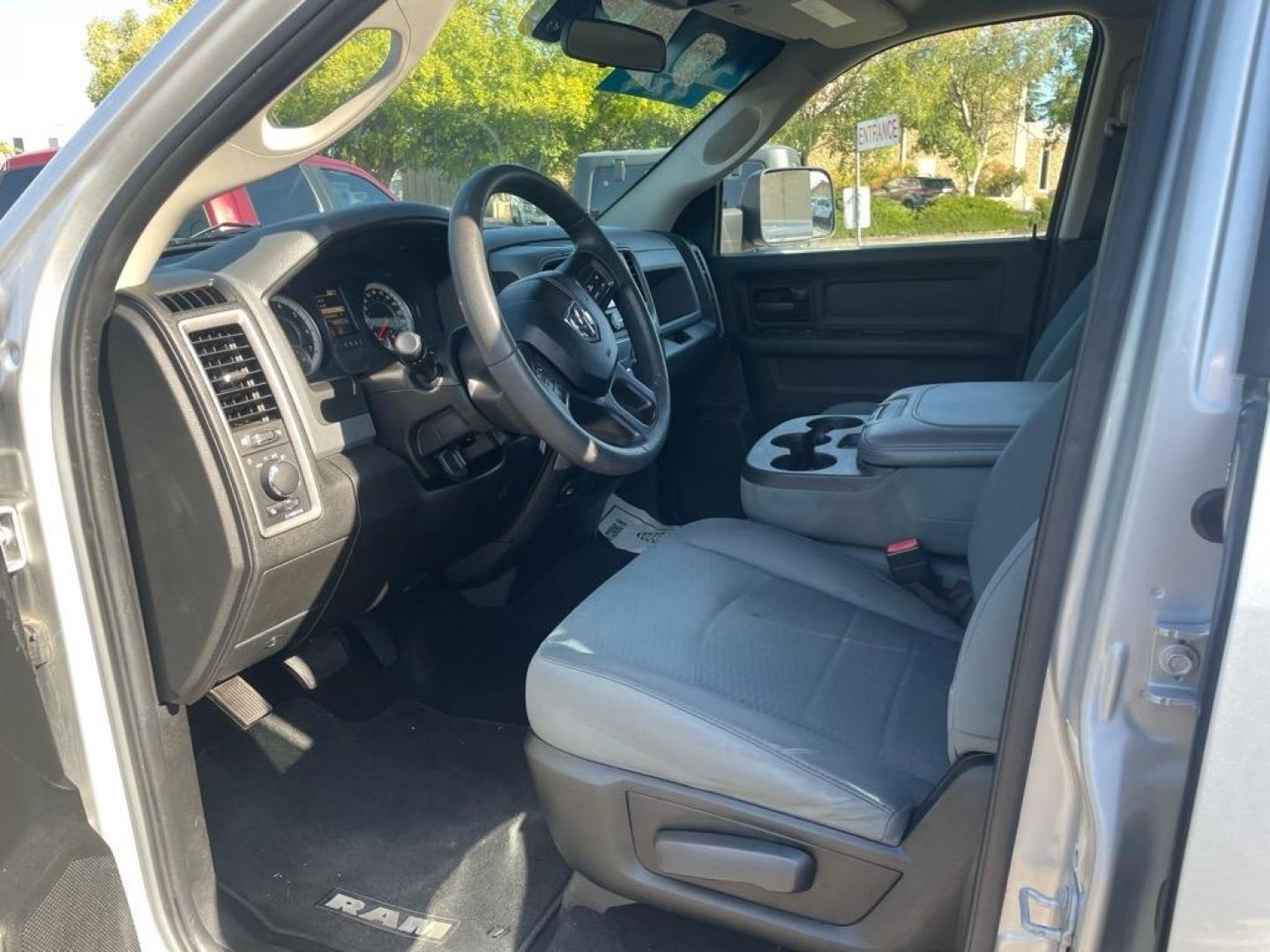 2018 Bright Silver Metallic Clear Coat RAM 3500 Tradesman (3C63R3CJ4JG) with an 6.4L HEMI 6.4L V8 410hp 429ft. lbs. Sequential Multiport Fuel Injection engine, 6-Speed Shiftable Automatic transmission, located at 800 Riverside Ave, Roseville, CA, 95678, 916-773-4549 & Toll Free: 866-719-4393, 38.732265, -121.291039 - CREW CAB 4X4 TRADESMAN 6.4 HEMI NEW TIRES CLEAN CARFAX - Photo#11
