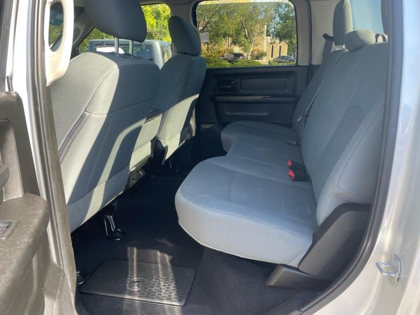 2018 Bright Silver Metallic Clear Coat RAM 3500 Tradesman (3C63R3CJ4JG) with an 6.4L HEMI 6.4L V8 410hp 429ft. lbs. Sequential Multiport Fuel Injection engine, 6-Speed Shiftable Automatic transmission, located at 800 Riverside Ave, Roseville, CA, 95678, 916-773-4549 & Toll Free: 866-719-4393, 38.732265, -121.291039 - CREW CAB 4X4 TRADESMAN 6.4 HEMI NEW TIRES CLEAN CARFAX - Photo#12