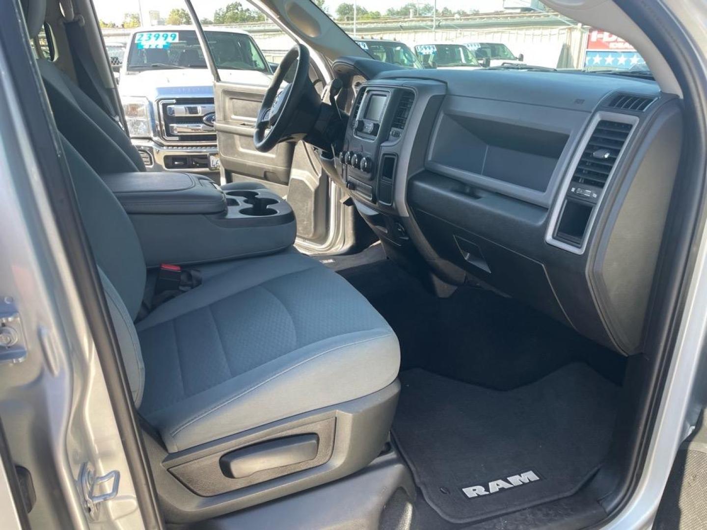 2018 Bright Silver Metallic Clear Coat RAM 3500 Tradesman (3C63R3CJ4JG) with an 6.4L HEMI 6.4L V8 410hp 429ft. lbs. Sequential Multiport Fuel Injection engine, 6-Speed Shiftable Automatic transmission, located at 800 Riverside Ave, Roseville, CA, 95678, 916-773-4549 & Toll Free: 866-719-4393, 38.732265, -121.291039 - CREW CAB 4X4 TRADESMAN 6.4 HEMI NEW TIRES CLEAN CARFAX - Photo#13