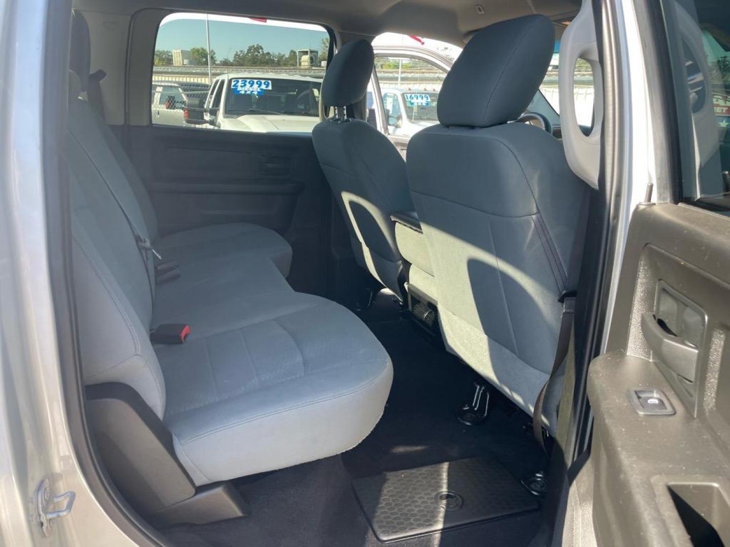 2018 Bright Silver Metallic Clear Coat RAM 3500 Tradesman (3C63R3CJ4JG) with an 6.4L HEMI 6.4L V8 410hp 429ft. lbs. Sequential Multiport Fuel Injection engine, 6-Speed Shiftable Automatic transmission, located at 800 Riverside Ave, Roseville, CA, 95678, 916-773-4549 & Toll Free: 866-719-4393, 38.732265, -121.291039 - CREW CAB 4X4 TRADESMAN 6.4 HEMI NEW TIRES CLEAN CARFAX - Photo#14