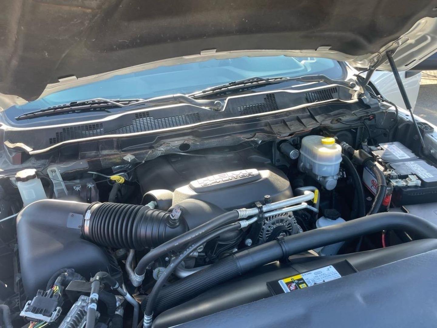 2018 Bright Silver Metallic Clear Coat RAM 3500 Tradesman (3C63R3CJ4JG) with an 6.4L HEMI 6.4L V8 410hp 429ft. lbs. Sequential Multiport Fuel Injection engine, 6-Speed Shiftable Automatic transmission, located at 800 Riverside Ave, Roseville, CA, 95678, 916-773-4549 & Toll Free: 866-719-4393, 38.732265, -121.291039 - CREW CAB 4X4 TRADESMAN 6.4 HEMI NEW TIRES CLEAN CARFAX - Photo#15