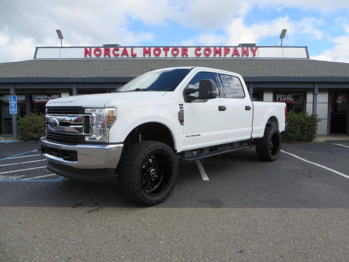 2019 White Ford F-250 SD XLT Crew Cab Short Bed 4WD (1FT7W2BT9KE) with an 6.7L V8 OHV 16V DIESEL engine, 6A transmission, located at 2630 Grass Valley Highway, Auburn, CA, 95603, (530) 508-5100, 38.937893, -121.095482 - Leveled XLT sitting on 22" SOTA Novakane wheels, 325 Nitto Ridge Grappler tires, Fox Shocks and dual steering stabilizers, Firestone Ride Rite air bags, Airlift wireless 1 air compressor, B and W Turnover gooseneck hitch, Weathertech floor liners, Deezee tailgate assist, and window tint. - Photo#0