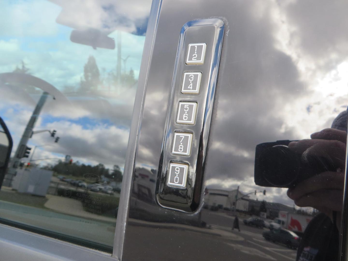 2019 White Ford F-250 SD XLT Crew Cab Short Bed 4WD (1FT7W2BT9KE) with an 6.7L V8 OHV 16V DIESEL engine, 6A transmission, located at 2630 Grass Valley Highway, Auburn, CA, 95603, (530) 508-5100, 38.937893, -121.095482 - Leveled XLT sitting on 22" SOTA Novakane wheels, 325 Nitto Ridge Grappler tires, Fox Shocks and dual steering stabilizers, Firestone Ride Rite air bags, Airlift wireless 1 air compressor, B and W Turnover gooseneck hitch, Weathertech floor liners, Deezee tailgate assist, and window tint. - Photo#18
