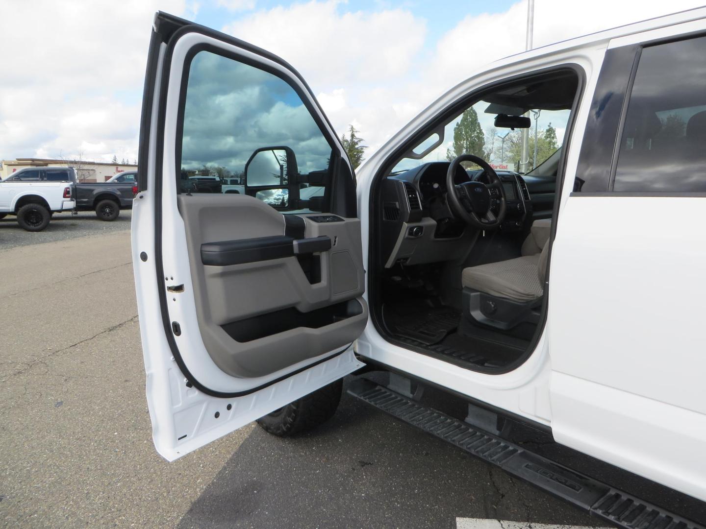 2019 White Ford F-250 SD XLT Crew Cab Short Bed 4WD (1FT7W2BT9KE) with an 6.7L V8 OHV 16V DIESEL engine, 6A transmission, located at 2630 Grass Valley Highway, Auburn, CA, 95603, (530) 508-5100, 38.937893, -121.095482 - Leveled XLT sitting on 22" SOTA Novakane wheels, 325 Nitto Ridge Grappler tires, Fox Shocks and dual steering stabilizers, Firestone Ride Rite air bags, Airlift wireless 1 air compressor, B and W Turnover gooseneck hitch, Weathertech floor liners, Deezee tailgate assist, and window tint. - Photo#19