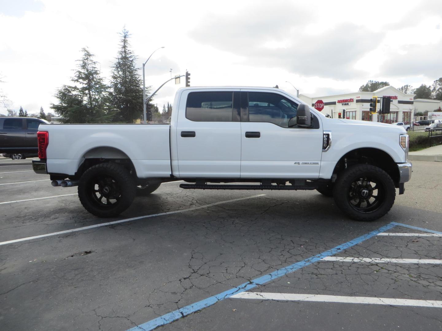 2019 White Ford F-250 SD XLT Crew Cab Short Bed 4WD (1FT7W2BT9KE) with an 6.7L V8 OHV 16V DIESEL engine, 6A transmission, located at 2630 Grass Valley Highway, Auburn, CA, 95603, (530) 508-5100, 38.937893, -121.095482 - Leveled XLT sitting on 22" SOTA Novakane wheels, 325 Nitto Ridge Grappler tires, Fox Shocks and dual steering stabilizers, Firestone Ride Rite air bags, Airlift wireless 1 air compressor, B and W Turnover gooseneck hitch, Weathertech floor liners, Deezee tailgate assist, and window tint. - Photo#3