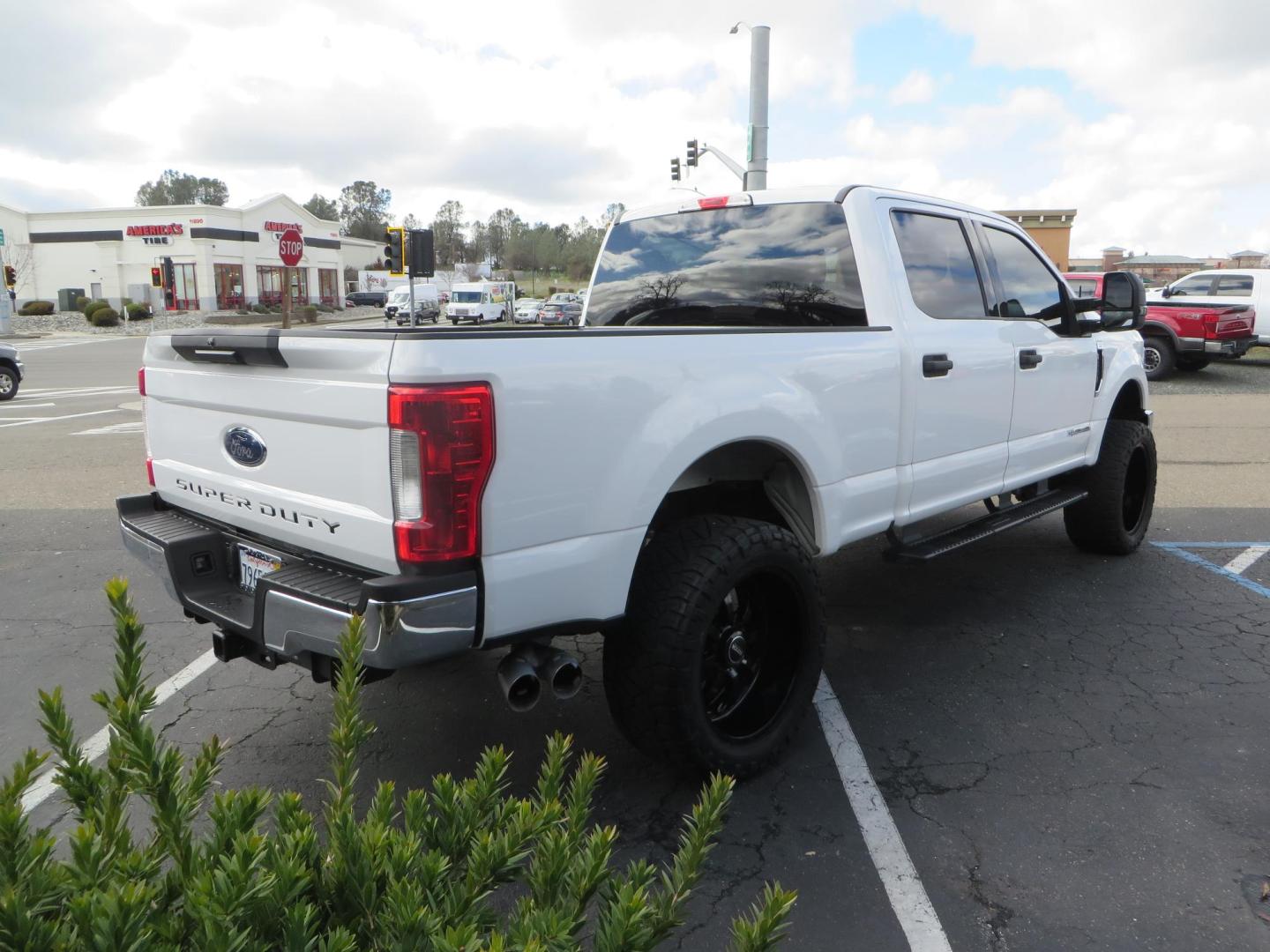 2019 White Ford F-250 SD XLT Crew Cab Short Bed 4WD (1FT7W2BT9KE) with an 6.7L V8 OHV 16V DIESEL engine, 6A transmission, located at 2630 Grass Valley Highway, Auburn, CA, 95603, (530) 508-5100, 38.937893, -121.095482 - Leveled XLT sitting on 22" SOTA Novakane wheels, 325 Nitto Ridge Grappler tires, Fox Shocks and dual steering stabilizers, Firestone Ride Rite air bags, Airlift wireless 1 air compressor, B and W Turnover gooseneck hitch, Weathertech floor liners, Deezee tailgate assist, and window tint. - Photo#4