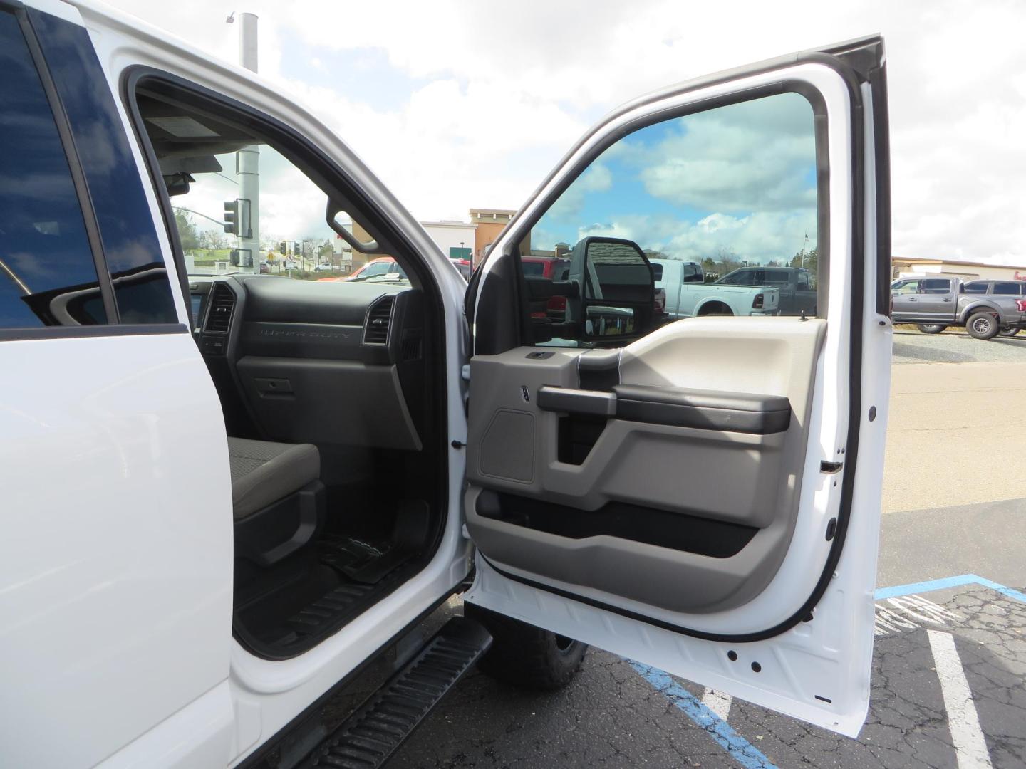 2019 White Ford F-250 SD XLT Crew Cab Short Bed 4WD (1FT7W2BT9KE) with an 6.7L V8 OHV 16V DIESEL engine, 6A transmission, located at 2630 Grass Valley Highway, Auburn, CA, 95603, (530) 508-5100, 38.937893, -121.095482 - Leveled XLT sitting on 22" SOTA Novakane wheels, 325 Nitto Ridge Grappler tires, Fox Shocks and dual steering stabilizers, Firestone Ride Rite air bags, Airlift wireless 1 air compressor, B and W Turnover gooseneck hitch, Weathertech floor liners, Deezee tailgate assist, and window tint. - Photo#48