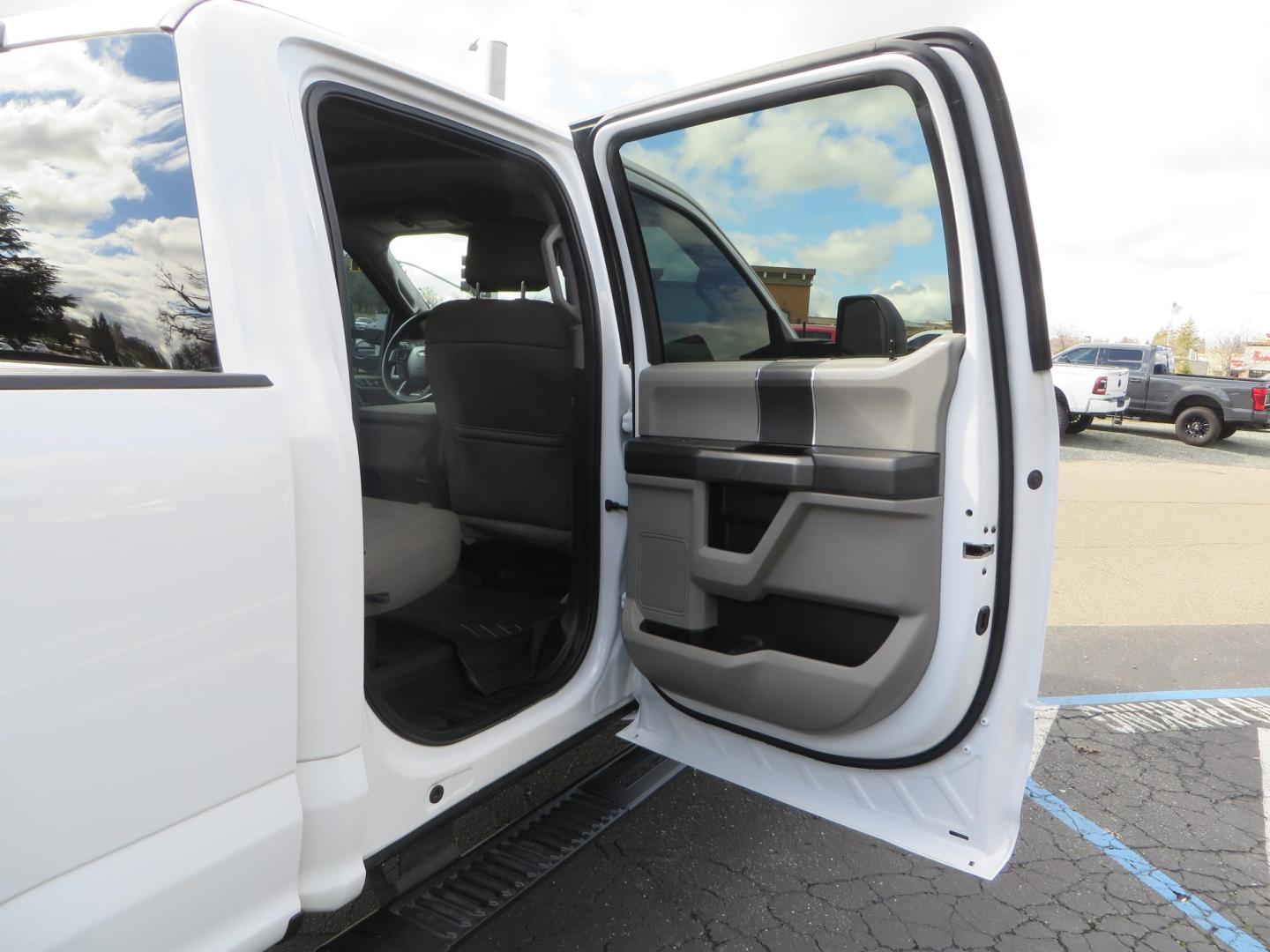 2019 White Ford F-250 SD XLT Crew Cab Short Bed 4WD (1FT7W2BT9KE) with an 6.7L V8 OHV 16V DIESEL engine, 6A transmission, located at 2630 Grass Valley Highway, Auburn, CA, 95603, (530) 508-5100, 38.937893, -121.095482 - Leveled XLT sitting on 22" SOTA Novakane wheels, 325 Nitto Ridge Grappler tires, Fox Shocks and dual steering stabilizers, Firestone Ride Rite air bags, Airlift wireless 1 air compressor, B and W Turnover gooseneck hitch, Weathertech floor liners, Deezee tailgate assist, and window tint. - Photo#56