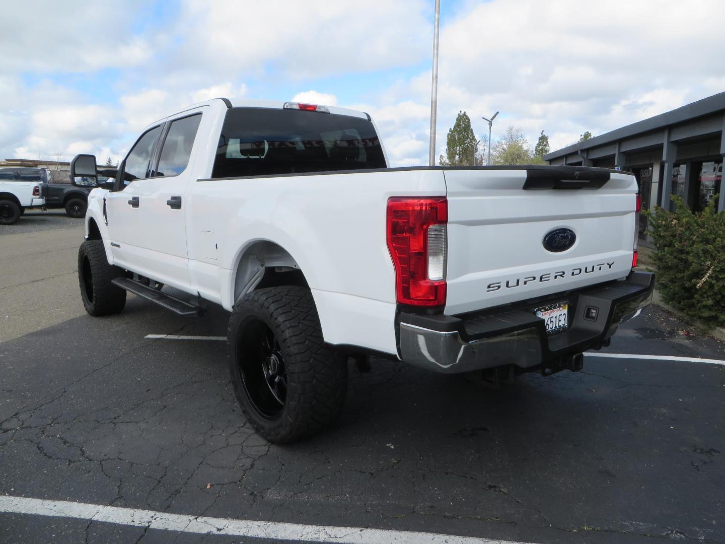 2019 White Ford F-250 SD XLT Crew Cab Short Bed 4WD (1FT7W2BT9KE) with an 6.7L V8 OHV 16V DIESEL engine, 6A transmission, located at 2630 Grass Valley Highway, Auburn, CA, 95603, (530) 508-5100, 38.937893, -121.095482 - Leveled XLT sitting on 22" SOTA Novakane wheels, 325 Nitto Ridge Grappler tires, Fox Shocks and dual steering stabilizers, Firestone Ride Rite air bags, Airlift wireless 1 air compressor, B and W Turnover gooseneck hitch, Weathertech floor liners, Deezee tailgate assist, and window tint. - Photo#6