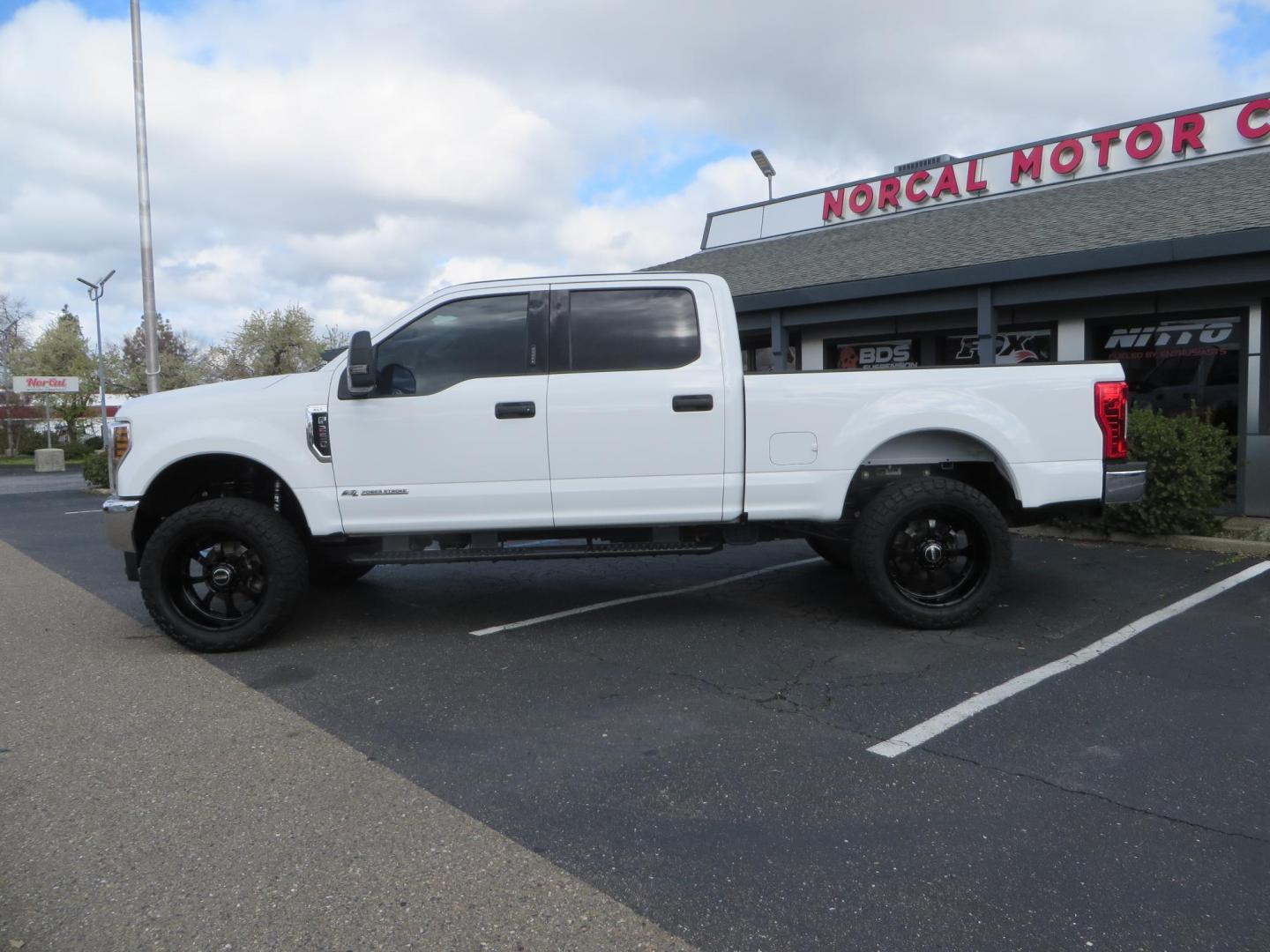 2019 White Ford F-250 SD XLT Crew Cab Short Bed 4WD (1FT7W2BT9KE) with an 6.7L V8 OHV 16V DIESEL engine, 6A transmission, located at 2630 Grass Valley Highway, Auburn, CA, 95603, (530) 508-5100, 38.937893, -121.095482 - Leveled XLT sitting on 22" SOTA Novakane wheels, 325 Nitto Ridge Grappler tires, Fox Shocks and dual steering stabilizers, Firestone Ride Rite air bags, Airlift wireless 1 air compressor, B and W Turnover gooseneck hitch, Weathertech floor liners, Deezee tailgate assist, and window tint. - Photo#7