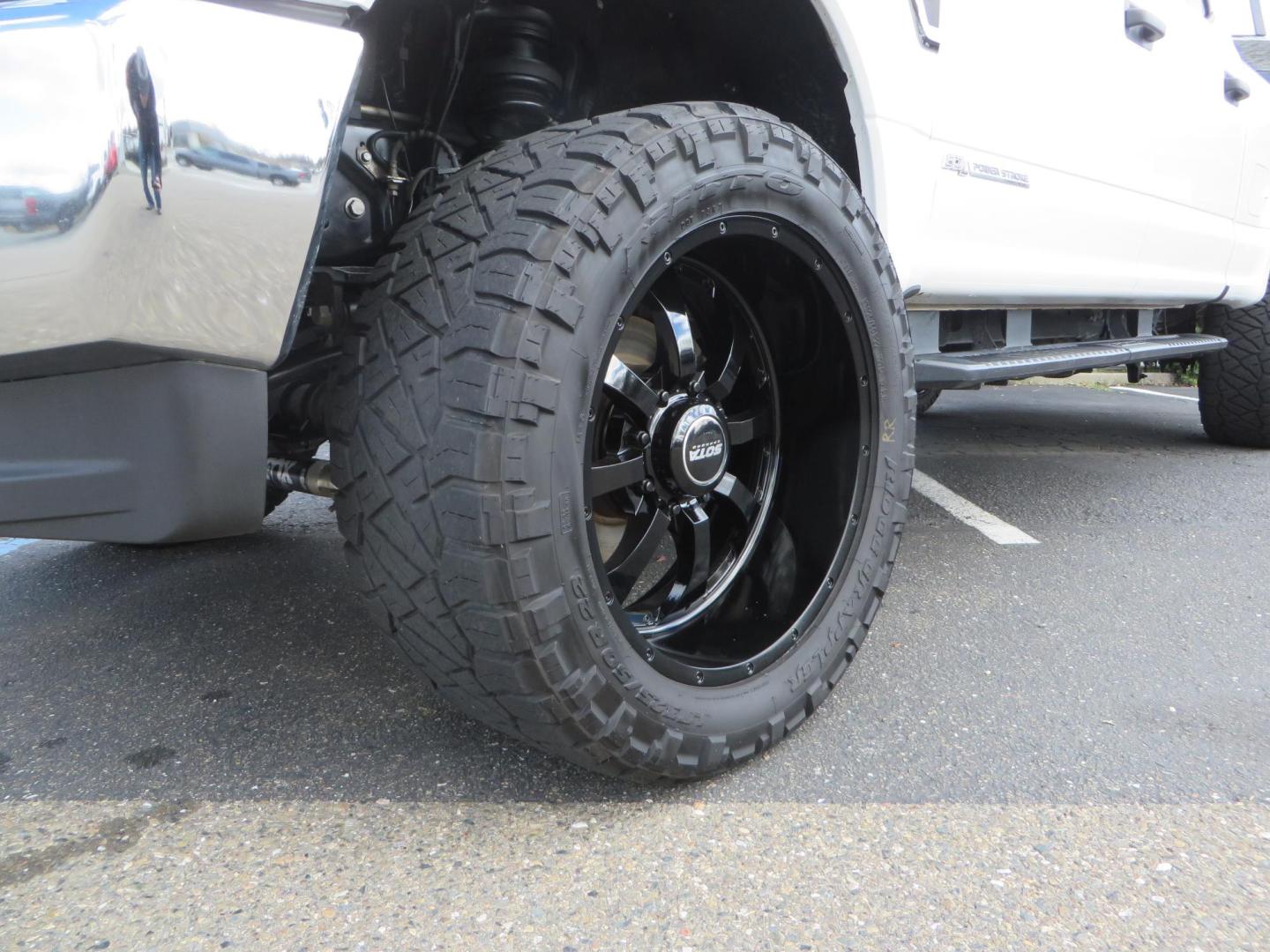 2019 White Ford F-250 SD XLT Crew Cab Short Bed 4WD (1FT7W2BT9KE) with an 6.7L V8 OHV 16V DIESEL engine, 6A transmission, located at 2630 Grass Valley Highway, Auburn, CA, 95603, (530) 508-5100, 38.937893, -121.095482 - Leveled XLT sitting on 22" SOTA Novakane wheels, 325 Nitto Ridge Grappler tires, Fox Shocks and dual steering stabilizers, Firestone Ride Rite air bags, Airlift wireless 1 air compressor, B and W Turnover gooseneck hitch, Weathertech floor liners, Deezee tailgate assist, and window tint. - Photo#8