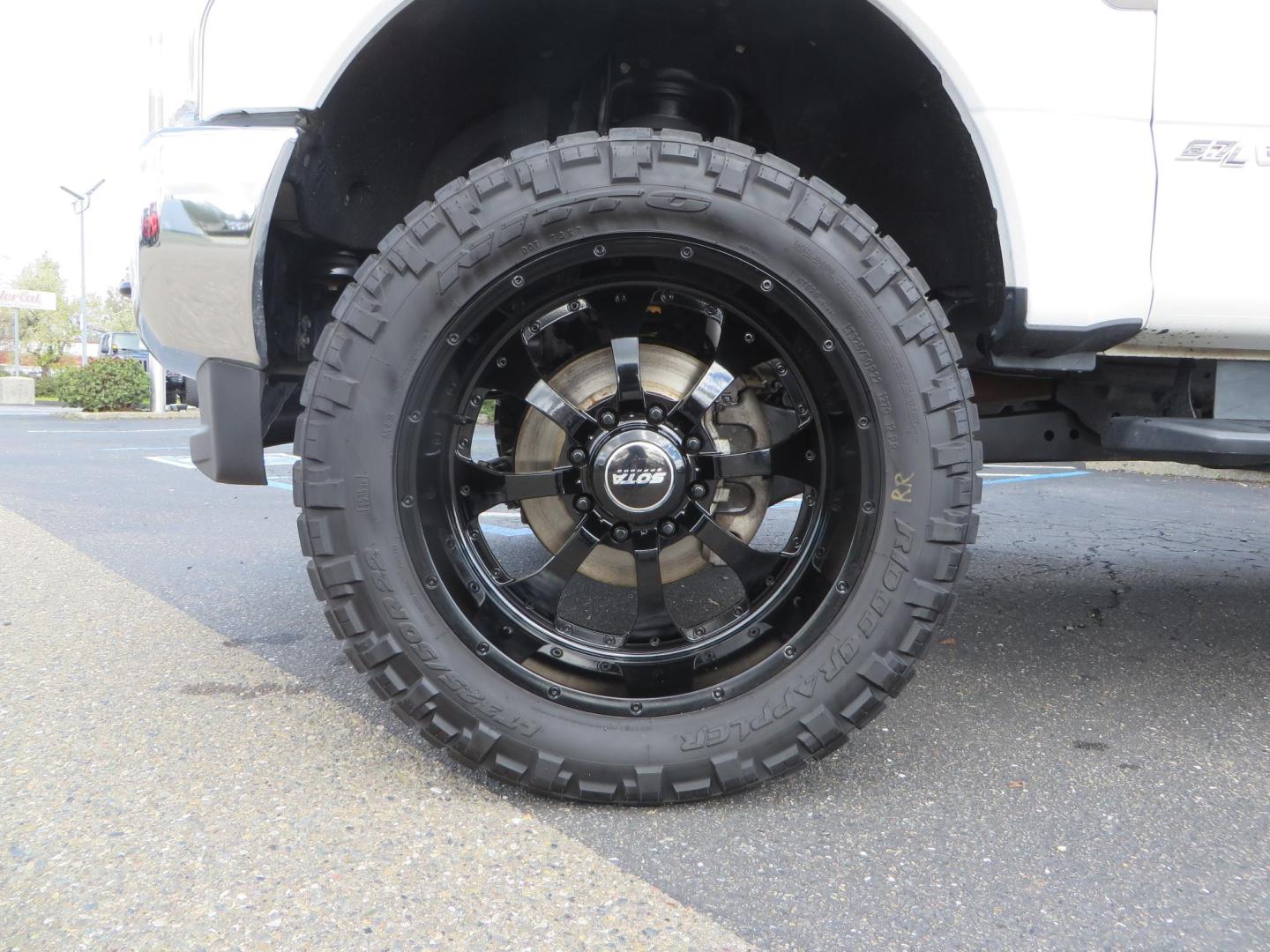 2019 White Ford F-250 SD XLT Crew Cab Short Bed 4WD (1FT7W2BT9KE) with an 6.7L V8 OHV 16V DIESEL engine, 6A transmission, located at 2630 Grass Valley Highway, Auburn, CA, 95603, (530) 508-5100, 38.937893, -121.095482 - Leveled XLT sitting on 22" SOTA Novakane wheels, 325 Nitto Ridge Grappler tires, Fox Shocks and dual steering stabilizers, Firestone Ride Rite air bags, Airlift wireless 1 air compressor, B and W Turnover gooseneck hitch, Weathertech floor liners, Deezee tailgate assist, and window tint. - Photo#9