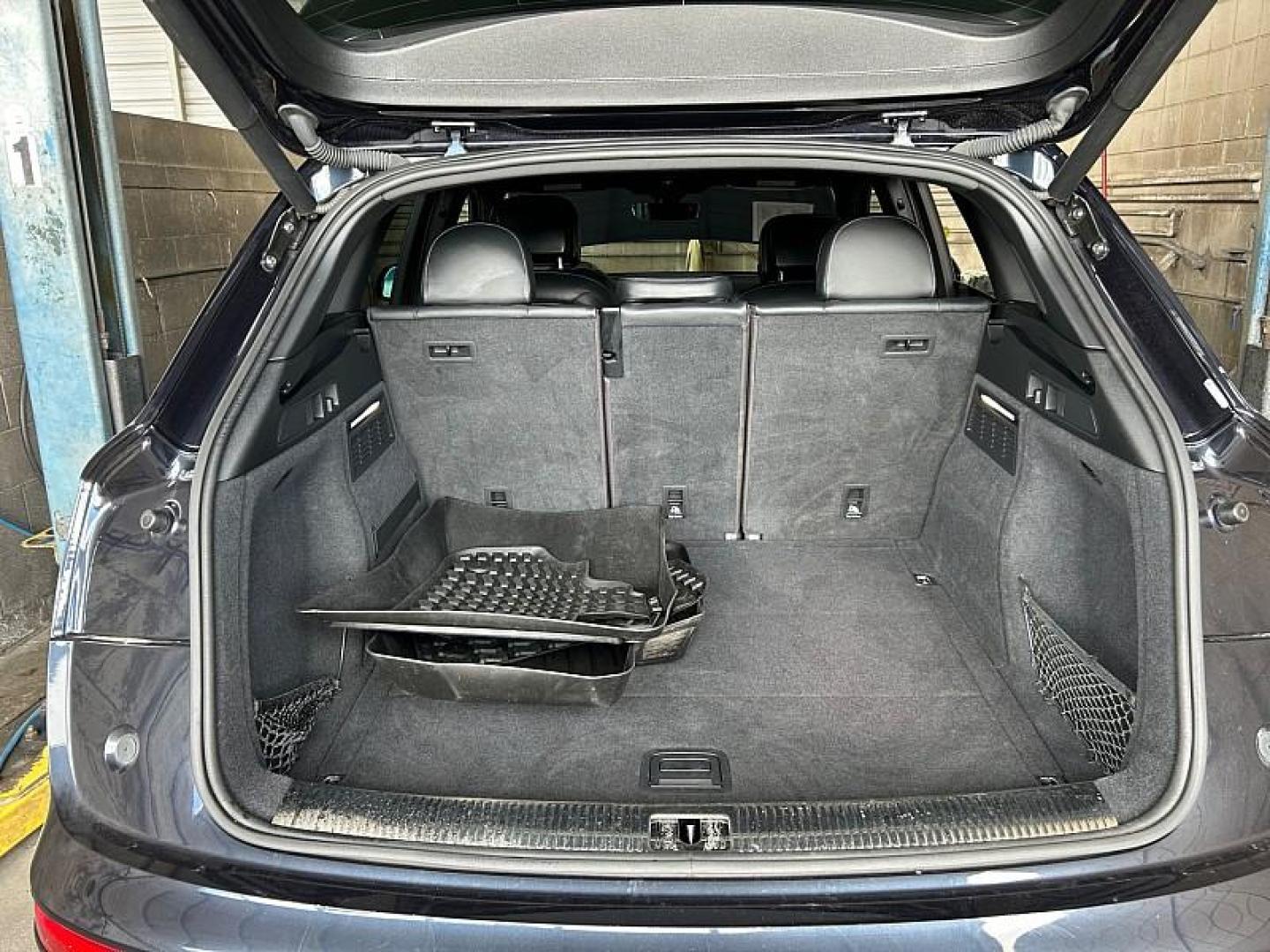 2019 BLUE Audi SQ5 (WA1C4AFYXK2) with an V6 Turbo 3.0 Liter engine, Automatic 8-Spd and Tiptronic transmission, located at 412 Auto Vista Drive, Palmdale, 93551, (661) 945-0620, 34.592636, -118.136681 - Photo#19