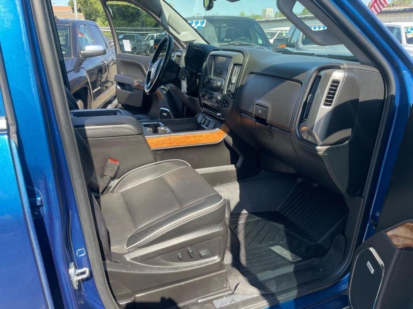 2019 Deep Ocean Blue Metallic Chevrolet Silverado 2500HD High Country (1GC1KUEY9KF) with an 6.6L Duramax 6.6L Biodiesel Turbo V8 445hp 910ft. lbs. Common Rail Direct Injection engine, Allison 1000 6-Speed Shiftable Automatic transmission, located at 800 Riverside Ave, Roseville, CA, 95678, 916-773-4549 & Toll Free: 866-719-4393, 38.732265, -121.291039 - DURAMAX DIESEL CREW CAB 4X4 HIGH COUNTRY ALLISON TRANSMISSION ONE OWNER - Photo#14