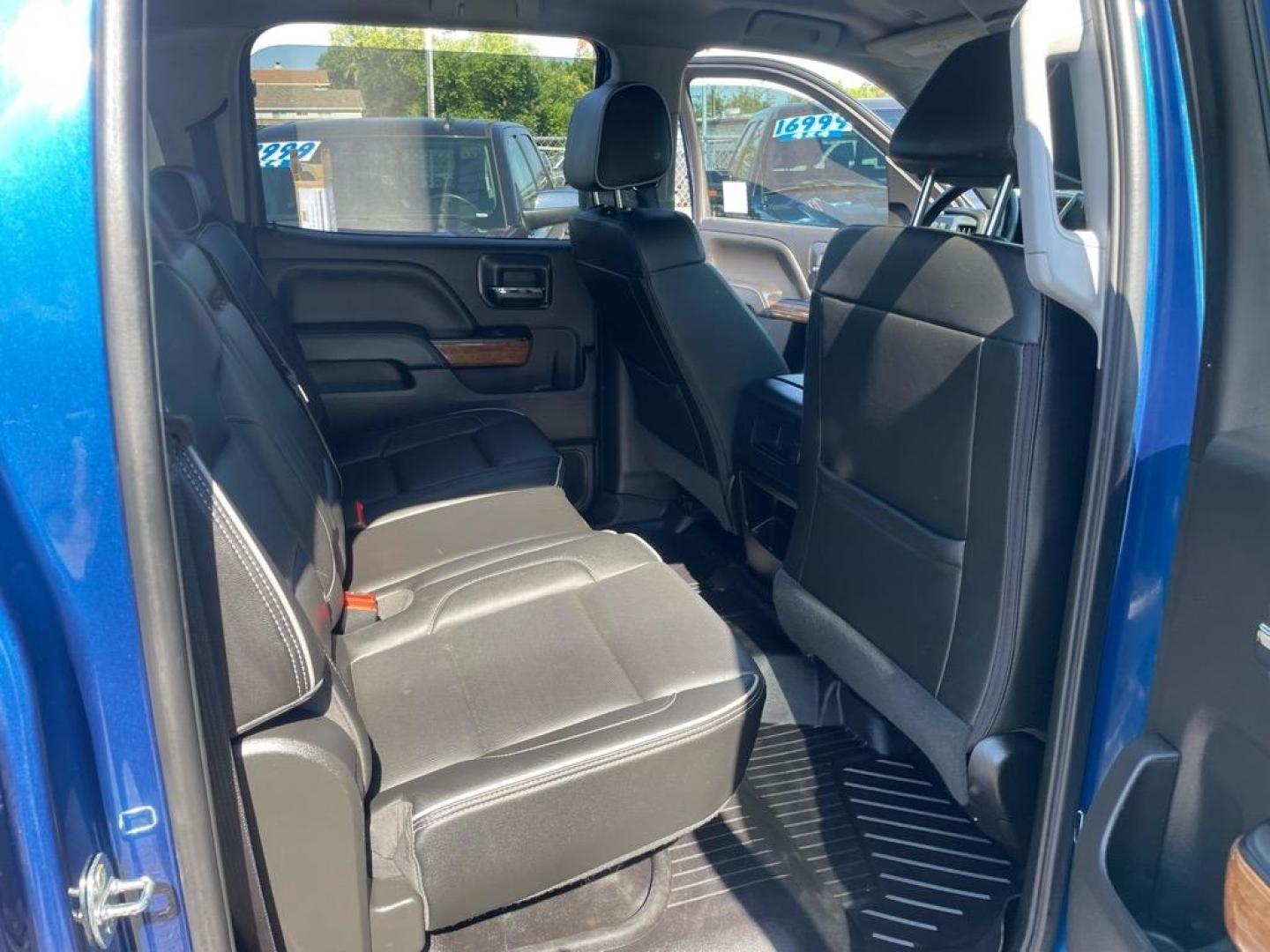 2019 Deep Ocean Blue Metallic Chevrolet Silverado 2500HD High Country (1GC1KUEY9KF) with an 6.6L Duramax 6.6L Biodiesel Turbo V8 445hp 910ft. lbs. Common Rail Direct Injection engine, Allison 1000 6-Speed Shiftable Automatic transmission, located at 800 Riverside Ave, Roseville, CA, 95678, 916-773-4549 & Toll Free: 866-719-4393, 38.732265, -121.291039 - DURAMAX DIESEL CREW CAB 4X4 HIGH COUNTRY ALLISON TRANSMISSION ONE OWNER - Photo#15