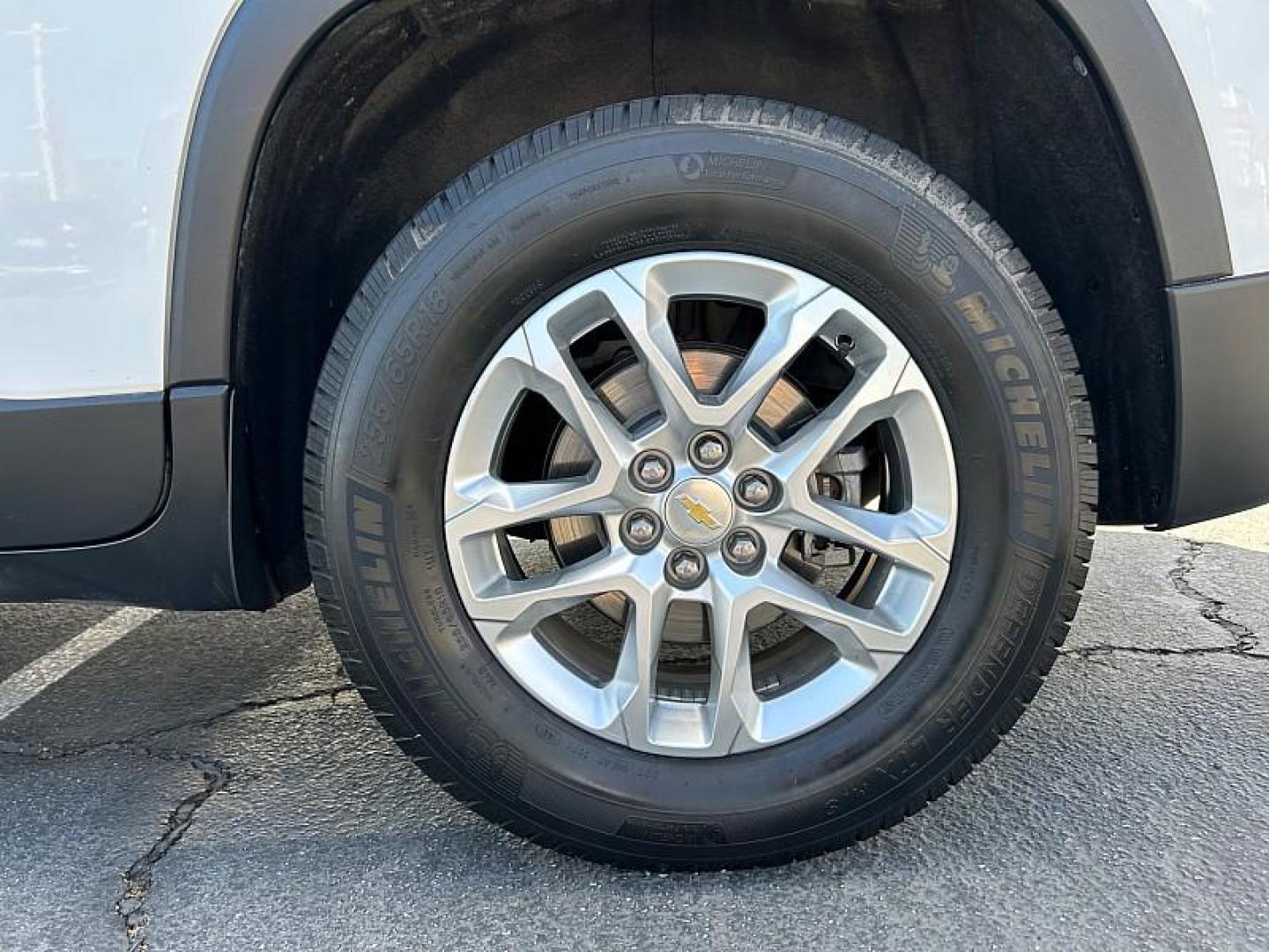 2019 WHITE Chevrolet Traverse (1GNERGKWXKJ) with an V6 3.6 Liter engine, Automatic 9-Spd transmission, located at 412 Auto Vista Drive, Palmdale, 93551, (661) 945-0620, 34.592636, -118.136681 - Photo#10