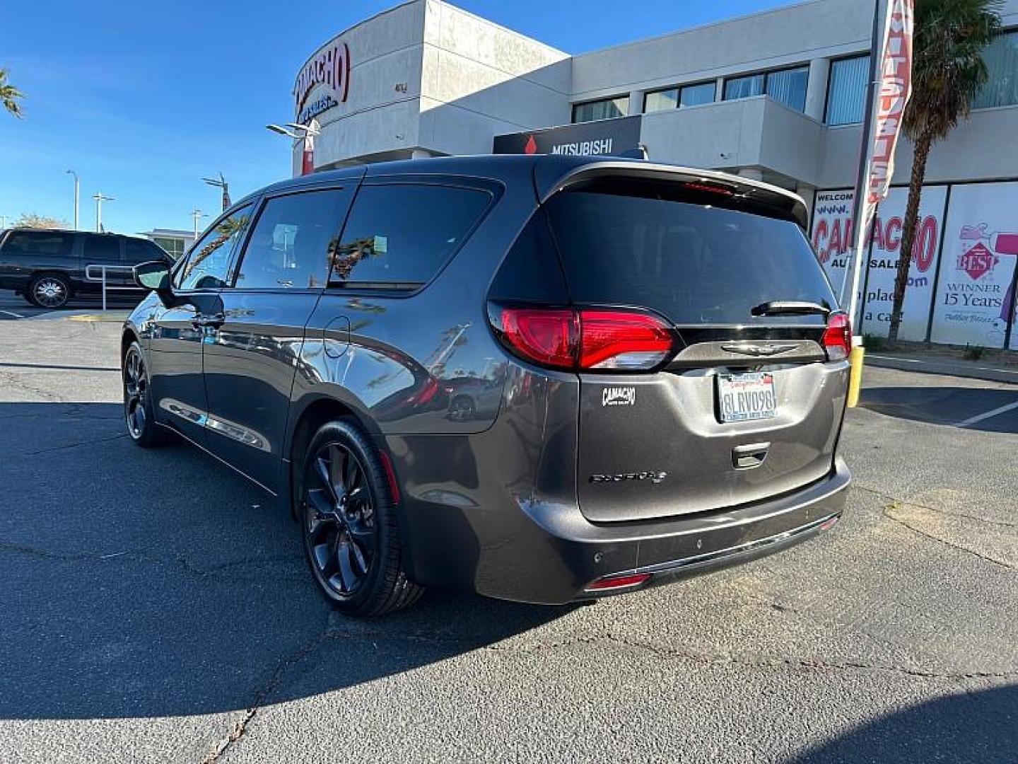 2019 /GRAY Chrysler Pacifica (2C4RC1FG4KR) with an V6 3.6 Liter engine, Automatic 9-Spd transmission, located at 412 Auto Vista Drive, Palmdale, 93551, (661) 945-0620, 34.592636, -118.136681 - Photo#6