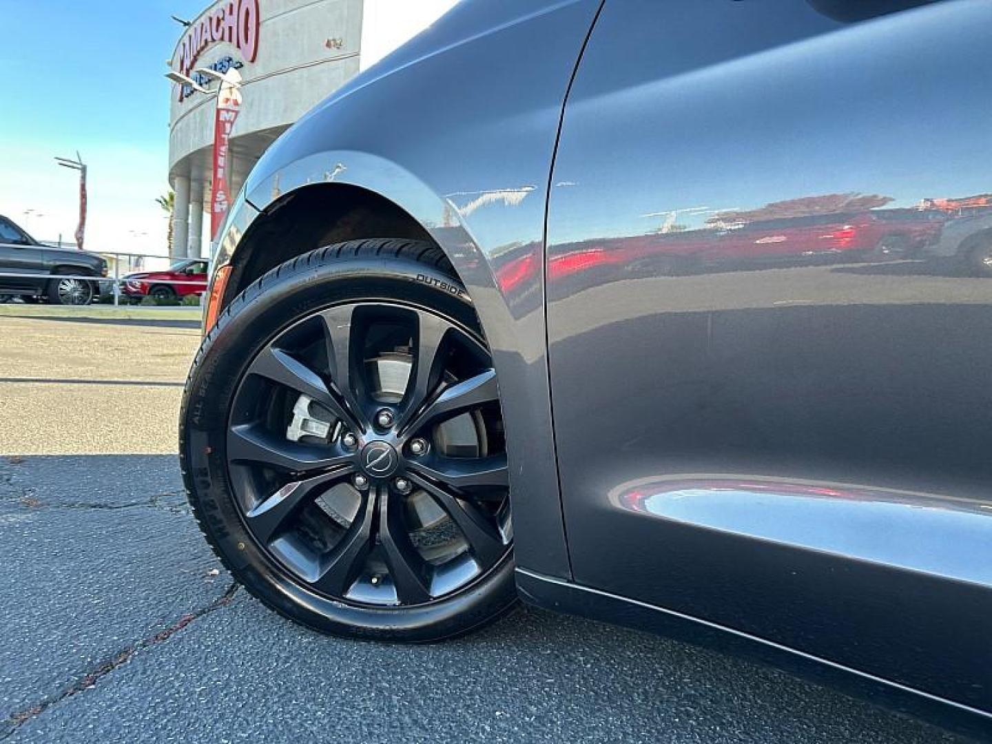 2019 /GRAY Chrysler Pacifica (2C4RC1FG4KR) with an V6 3.6 Liter engine, Automatic 9-Spd transmission, located at 412 Auto Vista Drive, Palmdale, 93551, (661) 945-0620, 34.592636, -118.136681 - Photo#13