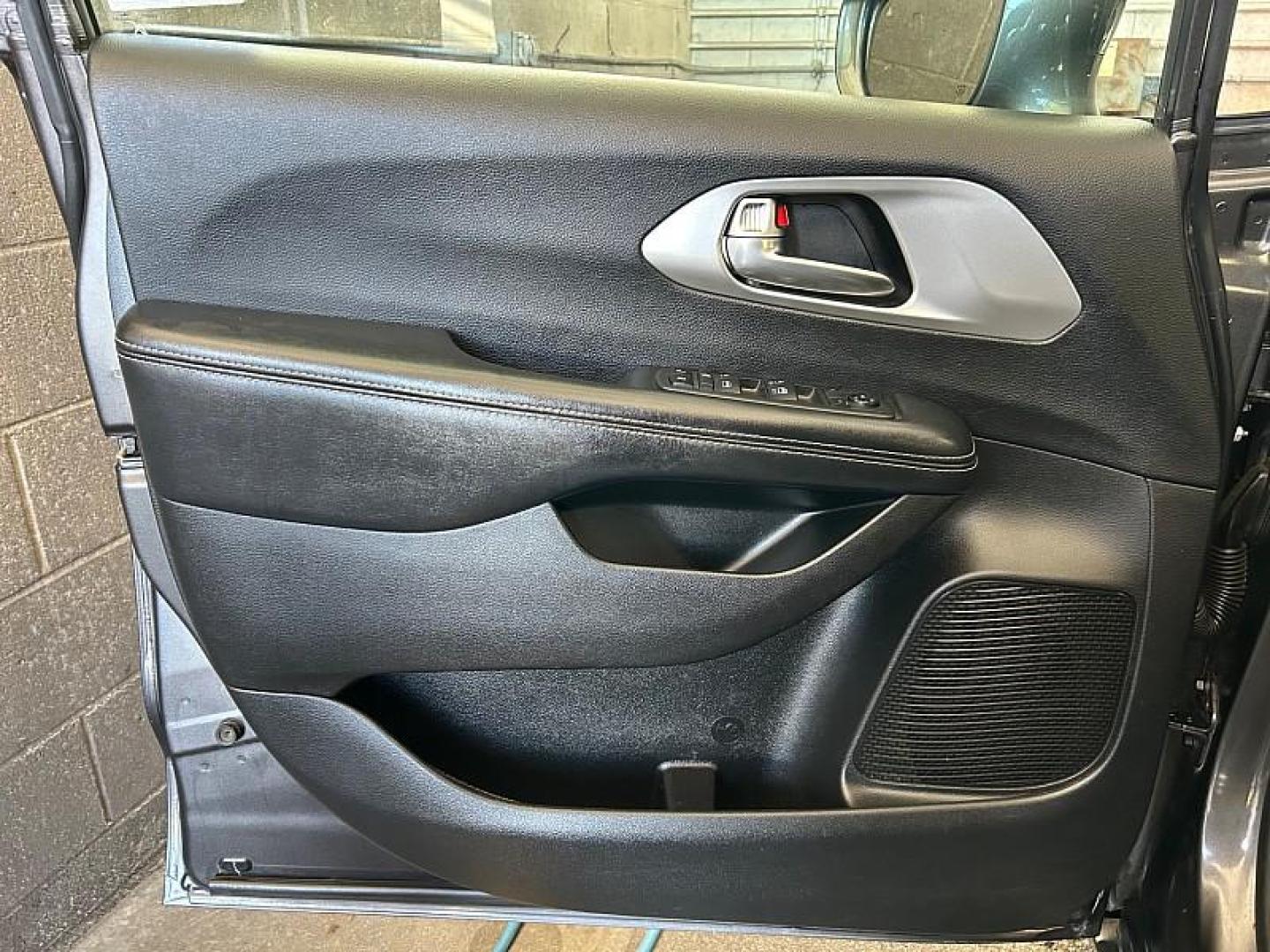 2019 /GRAY Chrysler Pacifica (2C4RC1FG4KR) with an V6 3.6 Liter engine, Automatic 9-Spd transmission, located at 412 Auto Vista Drive, Palmdale, 93551, (661) 945-0620, 34.592636, -118.136681 - Photo#17