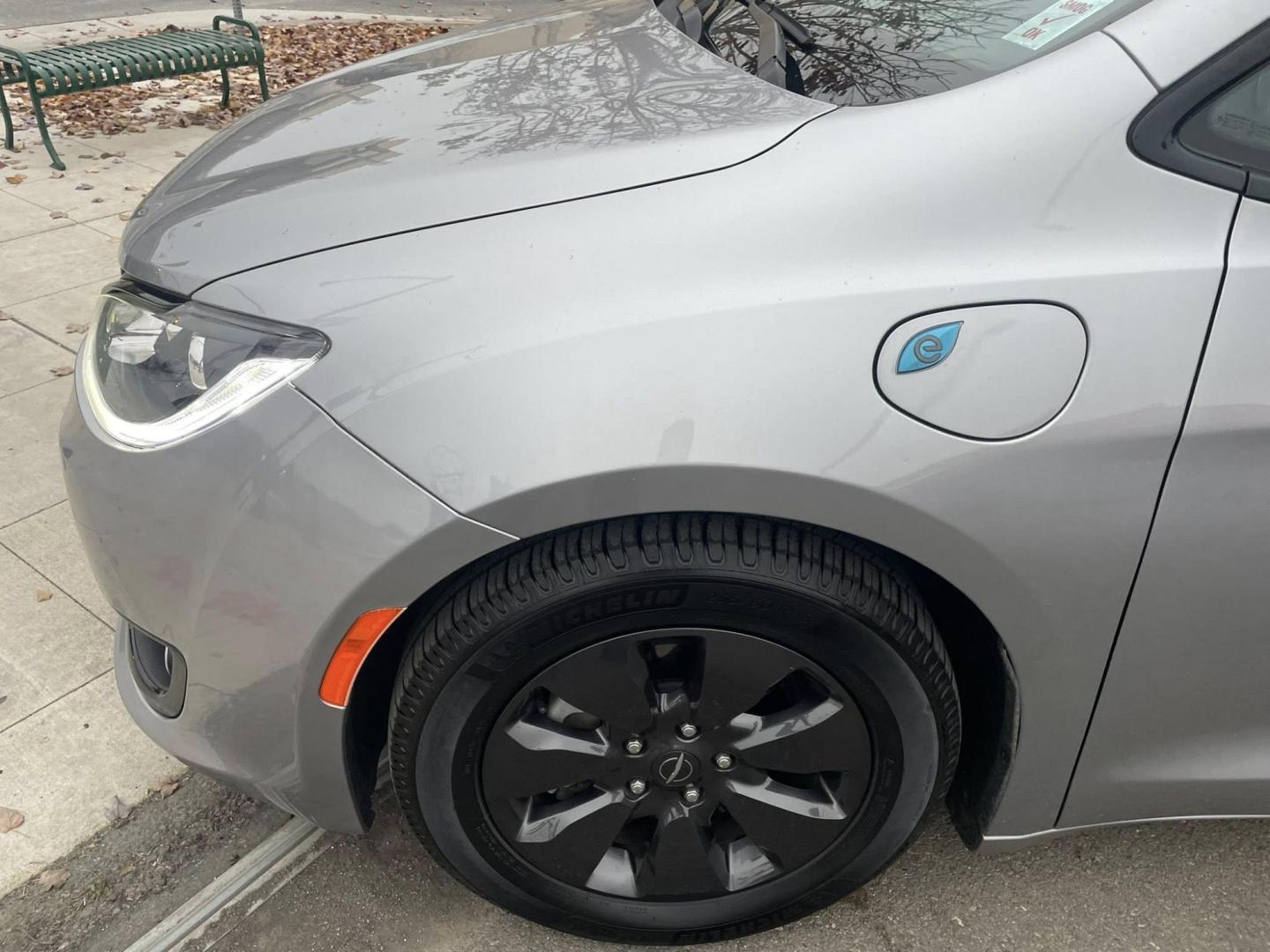 2019 Chrysler Pacifica Hybrid Touring L (2C4RC1L79KR) with an 3.6L V6 DOHC 24V HYBRID engine, CVT transmission, located at 744 E Miner Ave, Stockton, CA, 95202, (209) 944-5770, 37.956863, -121.282082 - PLUS TAXES AND FEES - Photo#4