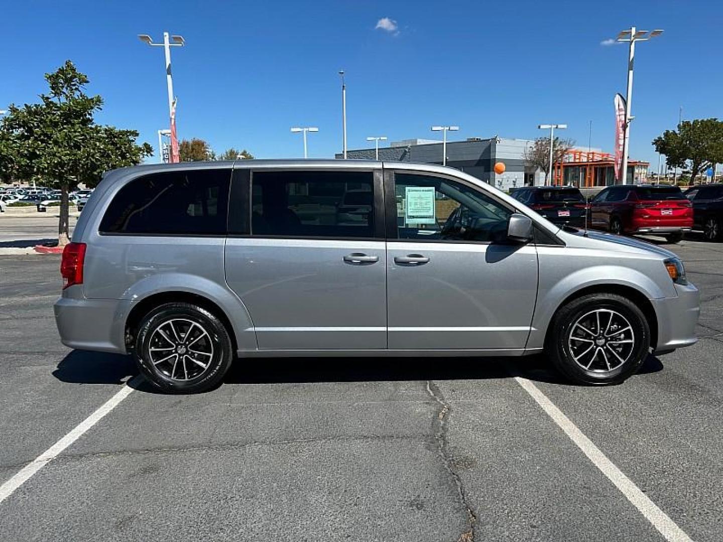 2019 SILVER Dodge Grand Caravan (2C4RDGEG9KR) with an V6 Flex Fuel 3.6 Liter engine, Automatic 6-Spd transmission, located at 412 Auto Vista Drive, Palmdale, 93551, (661) 945-0620, 34.592636, -118.136681 - Photo#3