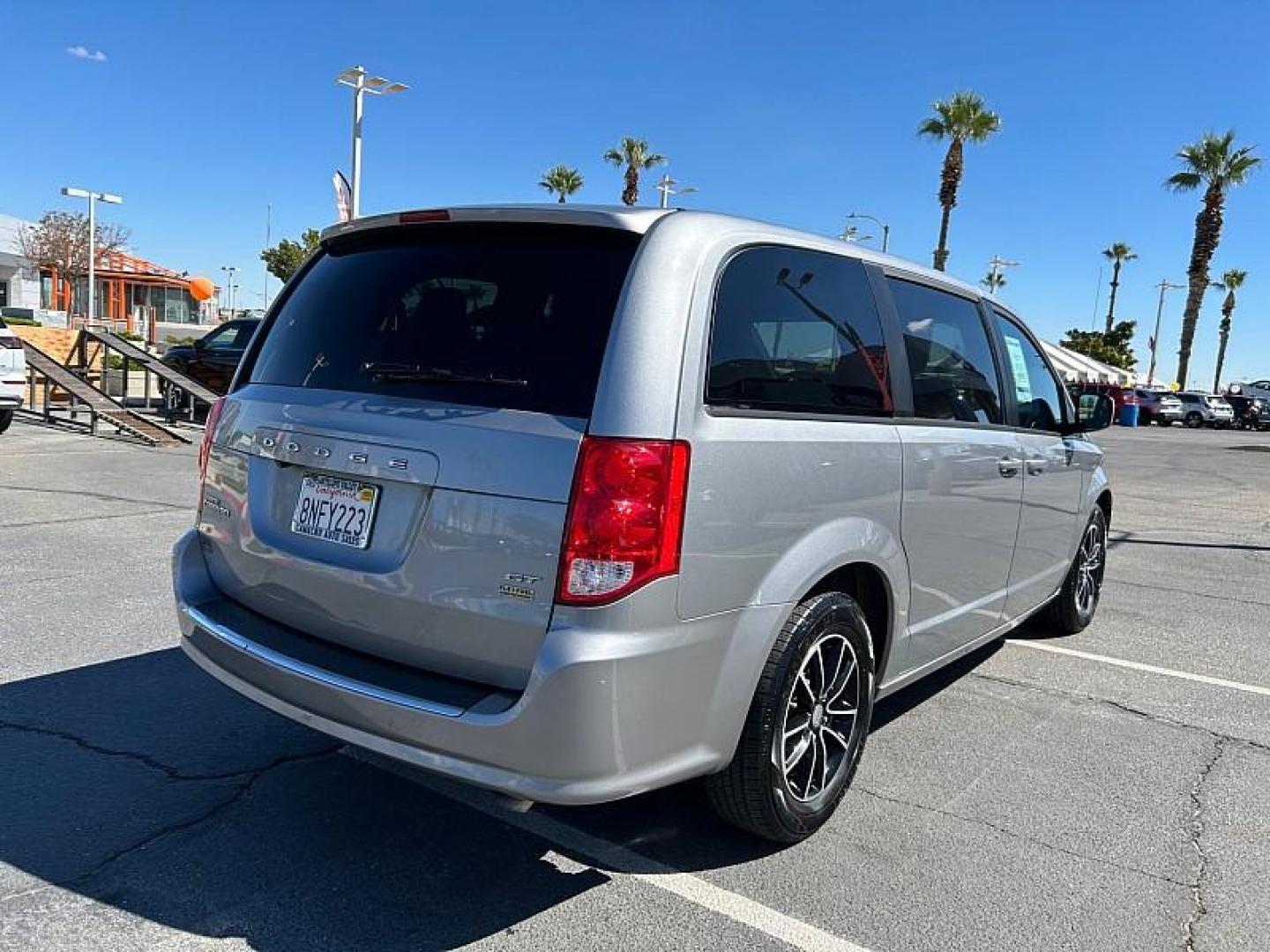2019 SILVER Dodge Grand Caravan (2C4RDGEG9KR) with an V6 Flex Fuel 3.6 Liter engine, Automatic 6-Spd transmission, located at 412 Auto Vista Drive, Palmdale, 93551, (661) 945-0620, 34.592636, -118.136681 - Photo#4