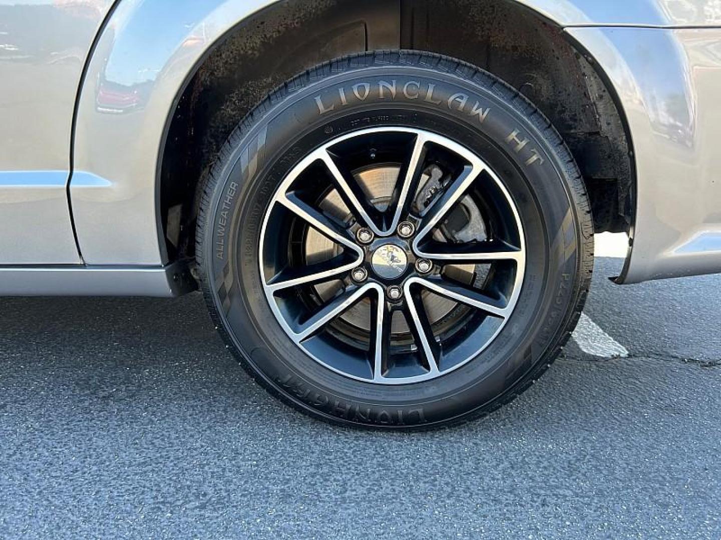 2019 SILVER Dodge Grand Caravan (2C4RDGEG9KR) with an V6 Flex Fuel 3.6 Liter engine, Automatic 6-Spd transmission, located at 412 Auto Vista Drive, Palmdale, 93551, (661) 945-0620, 34.592636, -118.136681 - Photo#9