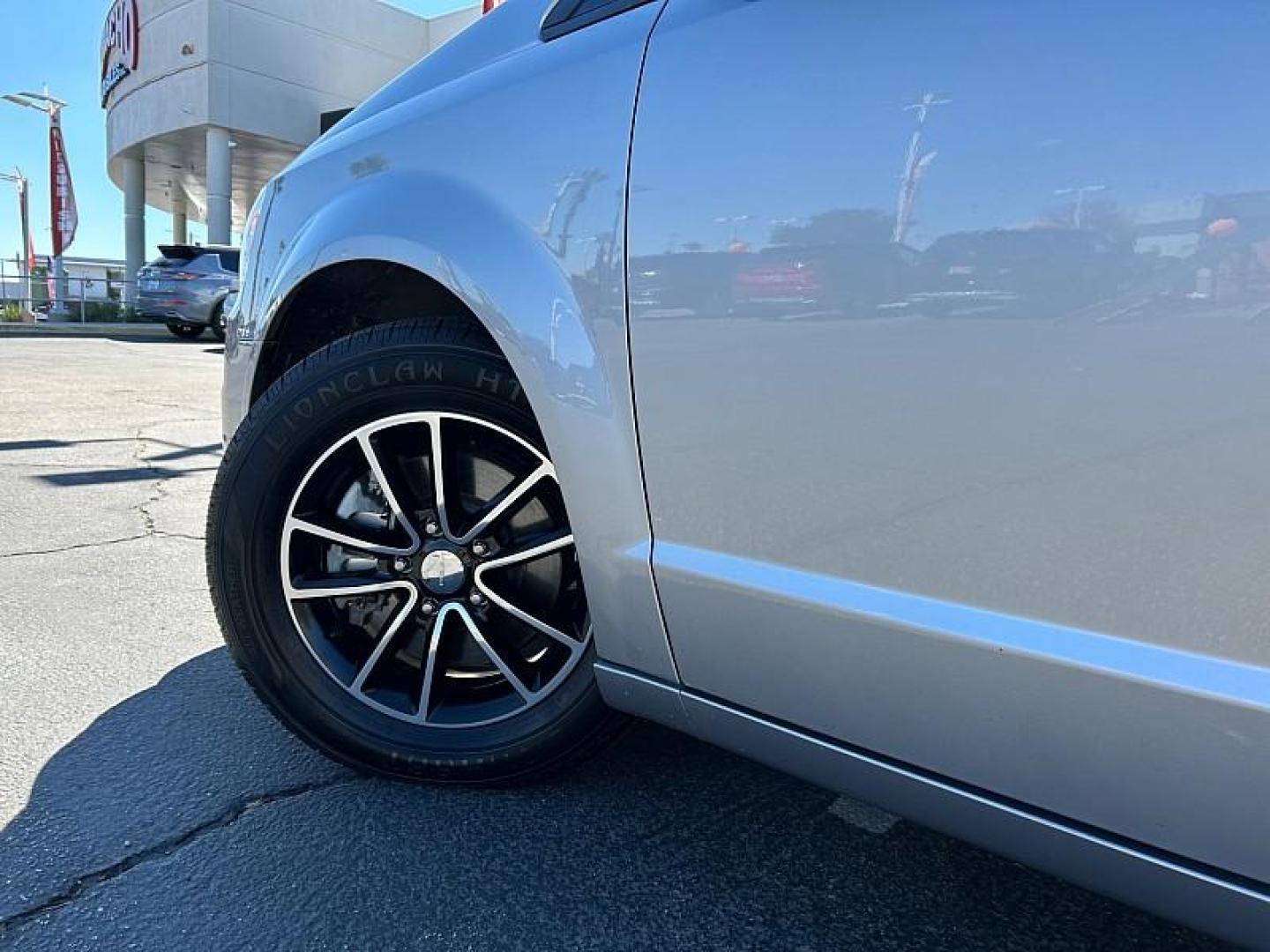2019 SILVER Dodge Grand Caravan (2C4RDGEG9KR) with an V6 Flex Fuel 3.6 Liter engine, Automatic 6-Spd transmission, located at 412 Auto Vista Drive, Palmdale, 93551, (661) 945-0620, 34.592636, -118.136681 - Photo#12