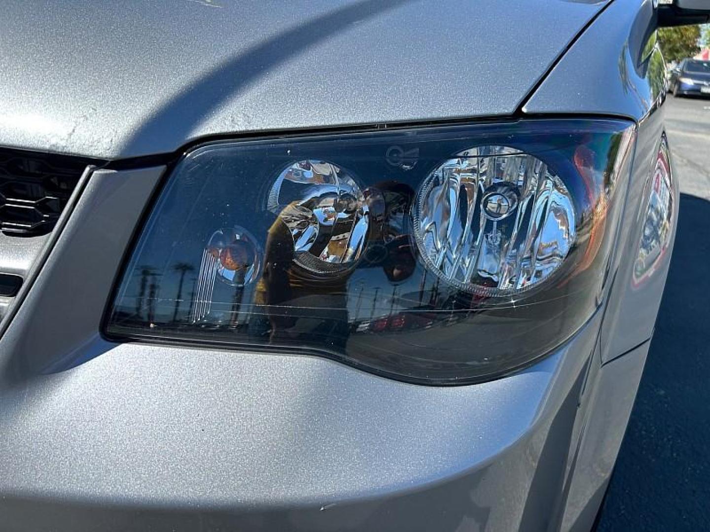 2019 SILVER Dodge Grand Caravan (2C4RDGEG9KR) with an V6 Flex Fuel 3.6 Liter engine, Automatic 6-Spd transmission, located at 412 Auto Vista Drive, Palmdale, 93551, (661) 945-0620, 34.592636, -118.136681 - Photo#13