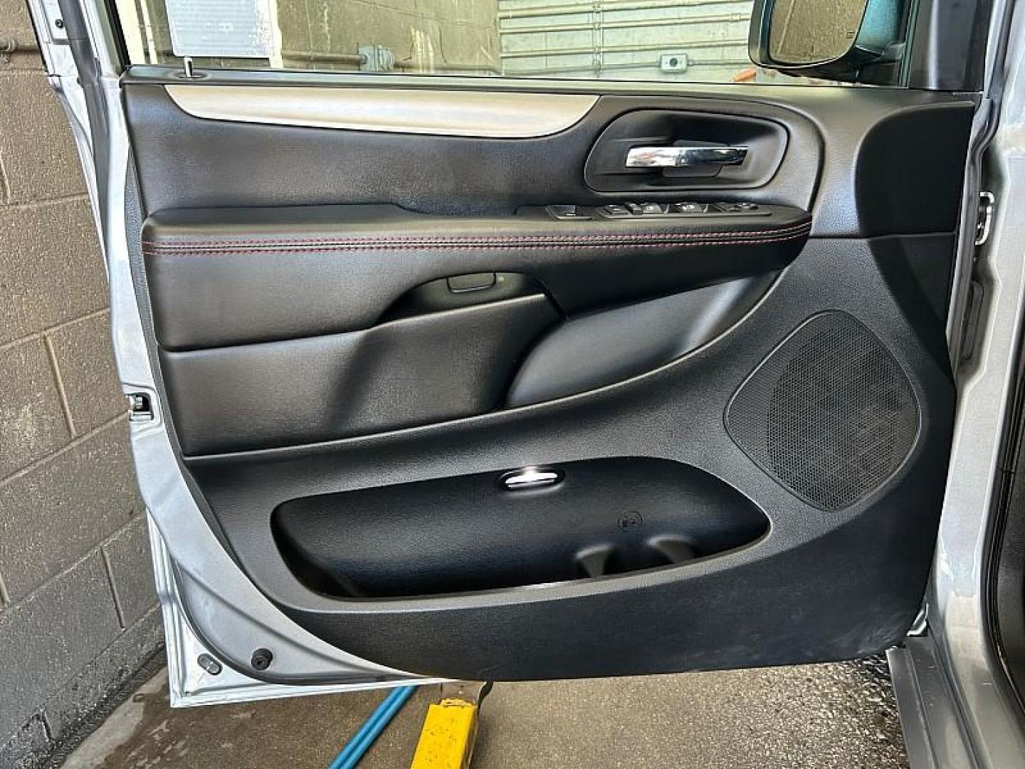 2019 SILVER Dodge Grand Caravan (2C4RDGEG9KR) with an V6 Flex Fuel 3.6 Liter engine, Automatic 6-Spd transmission, located at 412 Auto Vista Drive, Palmdale, 93551, (661) 945-0620, 34.592636, -118.136681 - Photo#14