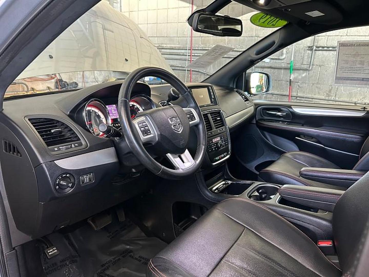 2019 SILVER Dodge Grand Caravan (2C4RDGEG9KR) with an V6 Flex Fuel 3.6 Liter engine, Automatic 6-Spd transmission, located at 412 Auto Vista Drive, Palmdale, 93551, (661) 945-0620, 34.592636, -118.136681 - Photo#15