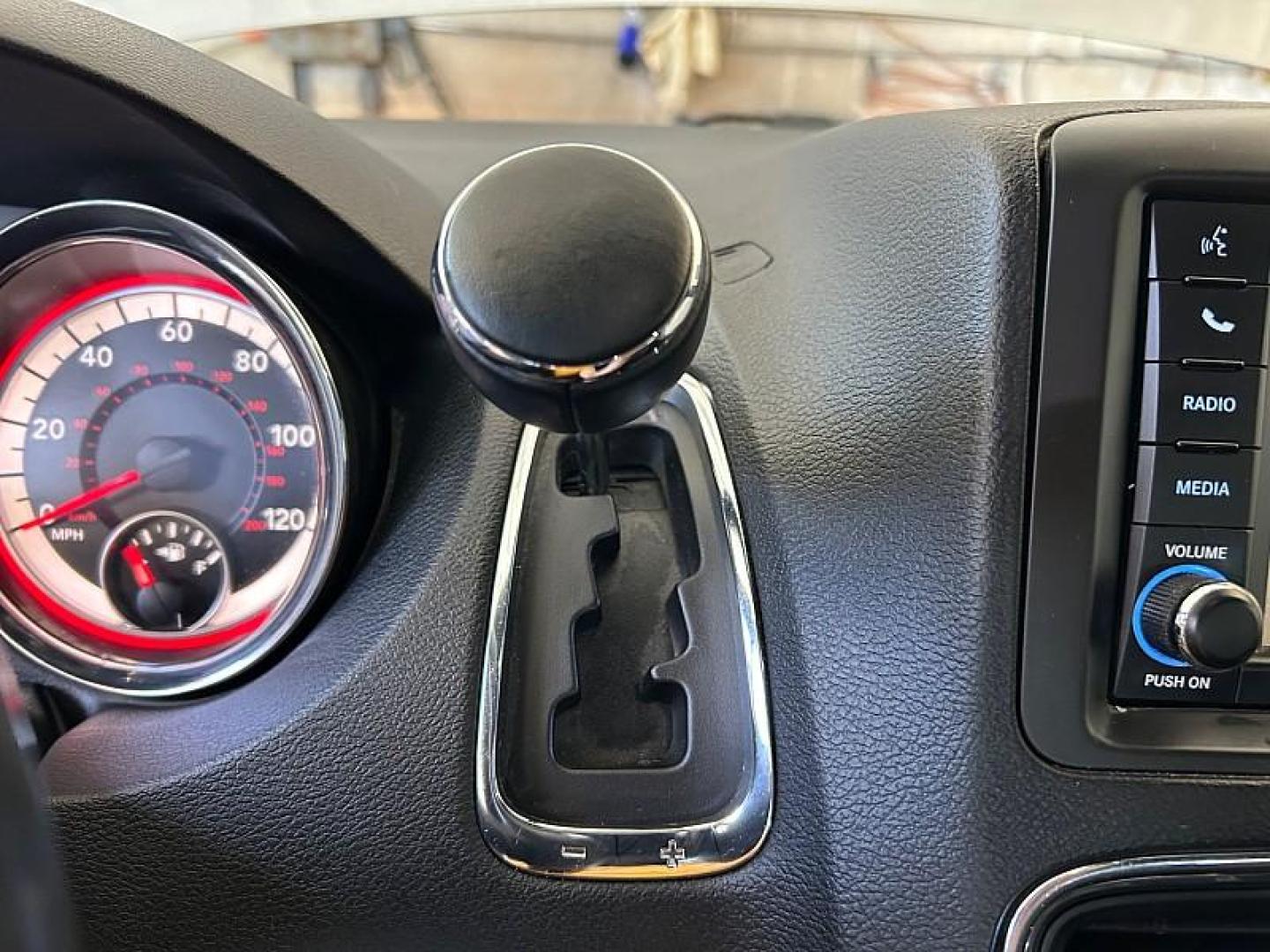 2019 SILVER Dodge Grand Caravan (2C4RDGEG9KR) with an V6 Flex Fuel 3.6 Liter engine, Automatic 6-Spd transmission, located at 412 Auto Vista Drive, Palmdale, 93551, (661) 945-0620, 34.592636, -118.136681 - Photo#16