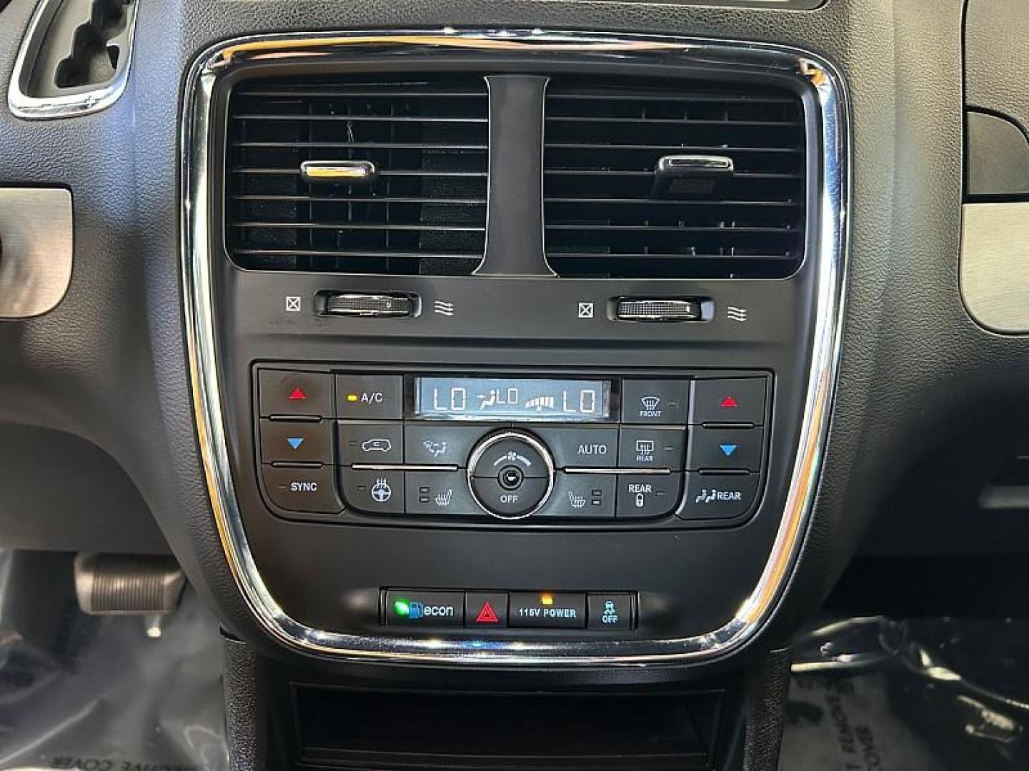 2019 SILVER Dodge Grand Caravan (2C4RDGEG9KR) with an V6 Flex Fuel 3.6 Liter engine, Automatic 6-Spd transmission, located at 412 Auto Vista Drive, Palmdale, 93551, (661) 945-0620, 34.592636, -118.136681 - Photo#17