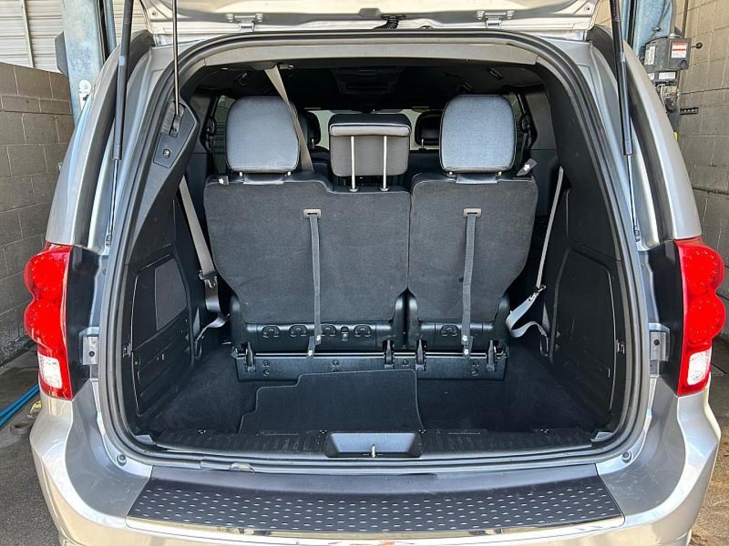 2019 SILVER Dodge Grand Caravan (2C4RDGEG9KR) with an V6 Flex Fuel 3.6 Liter engine, Automatic 6-Spd transmission, located at 412 Auto Vista Drive, Palmdale, 93551, (661) 945-0620, 34.592636, -118.136681 - Photo#26